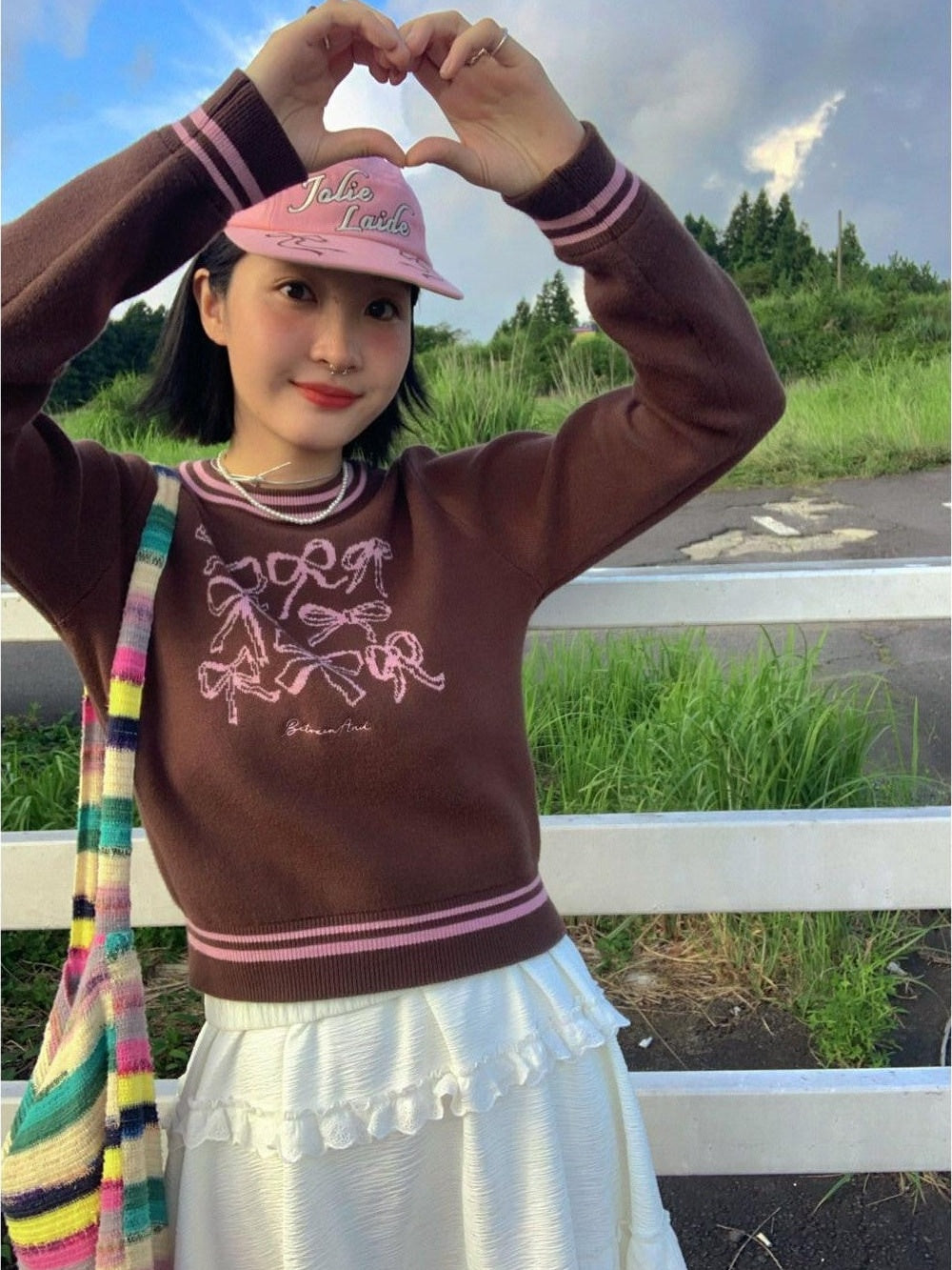 BETWEENAND Brown Bow Embroidery Jacquard Round Neck Women&