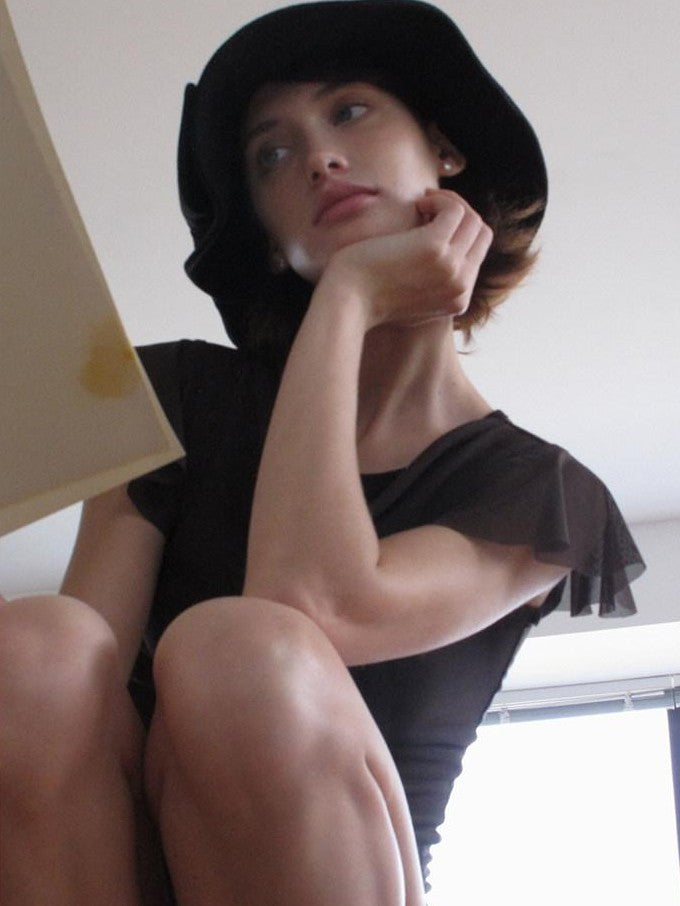 Mito de dar Black Bow Knitted Wide Brim Round Top Women&