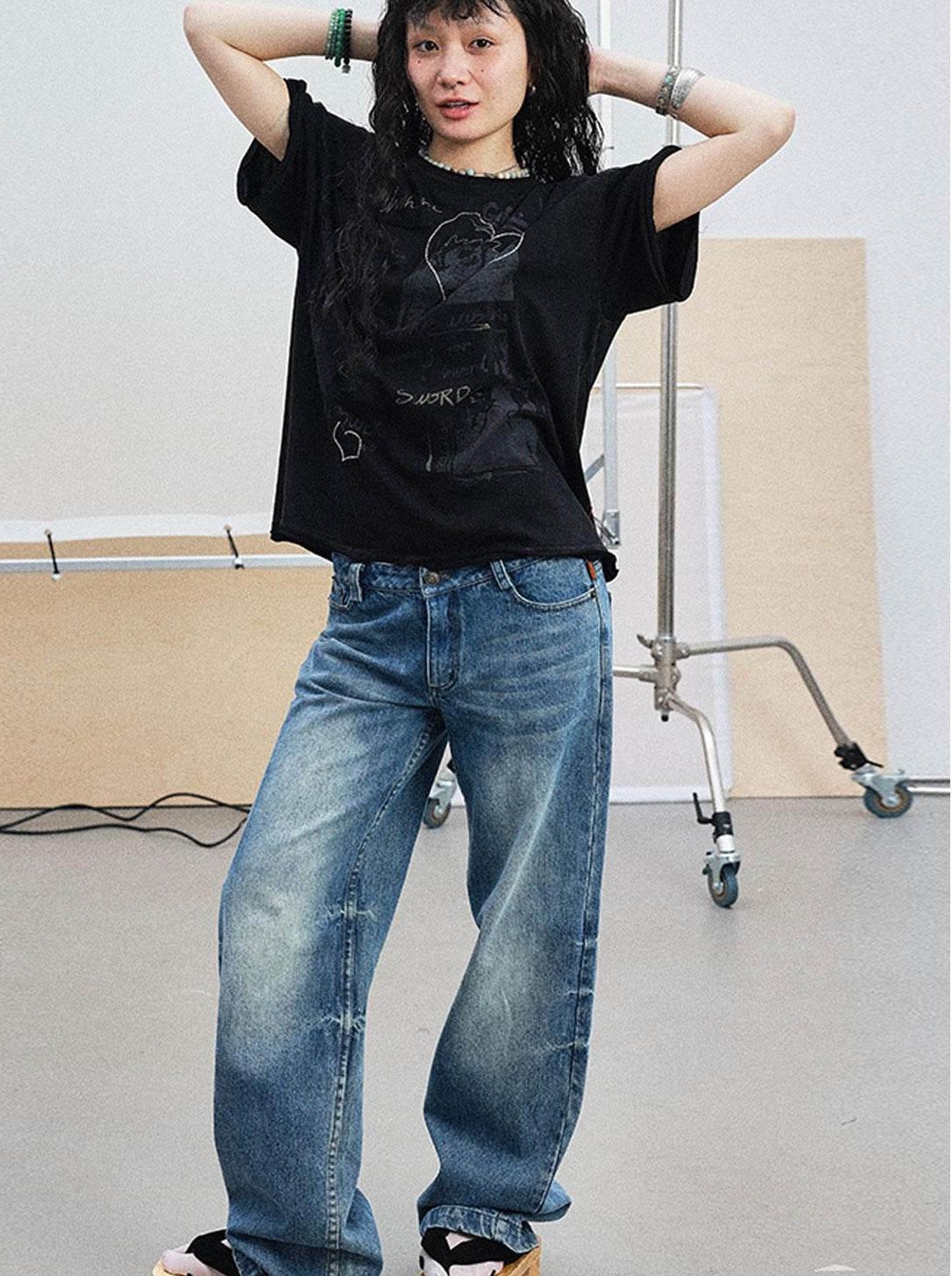 Achihara 2025 White Black Summer Rolled Sleeve T-Shirt
