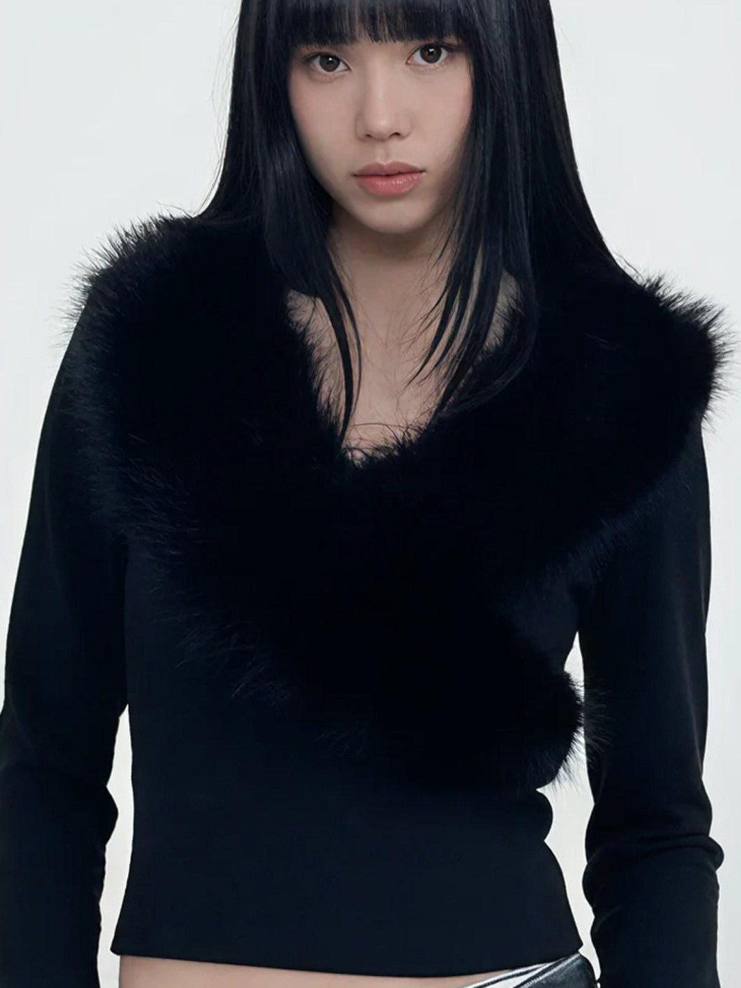 3MODE Black Cropped Crossover Fur Collar V-neck Women&