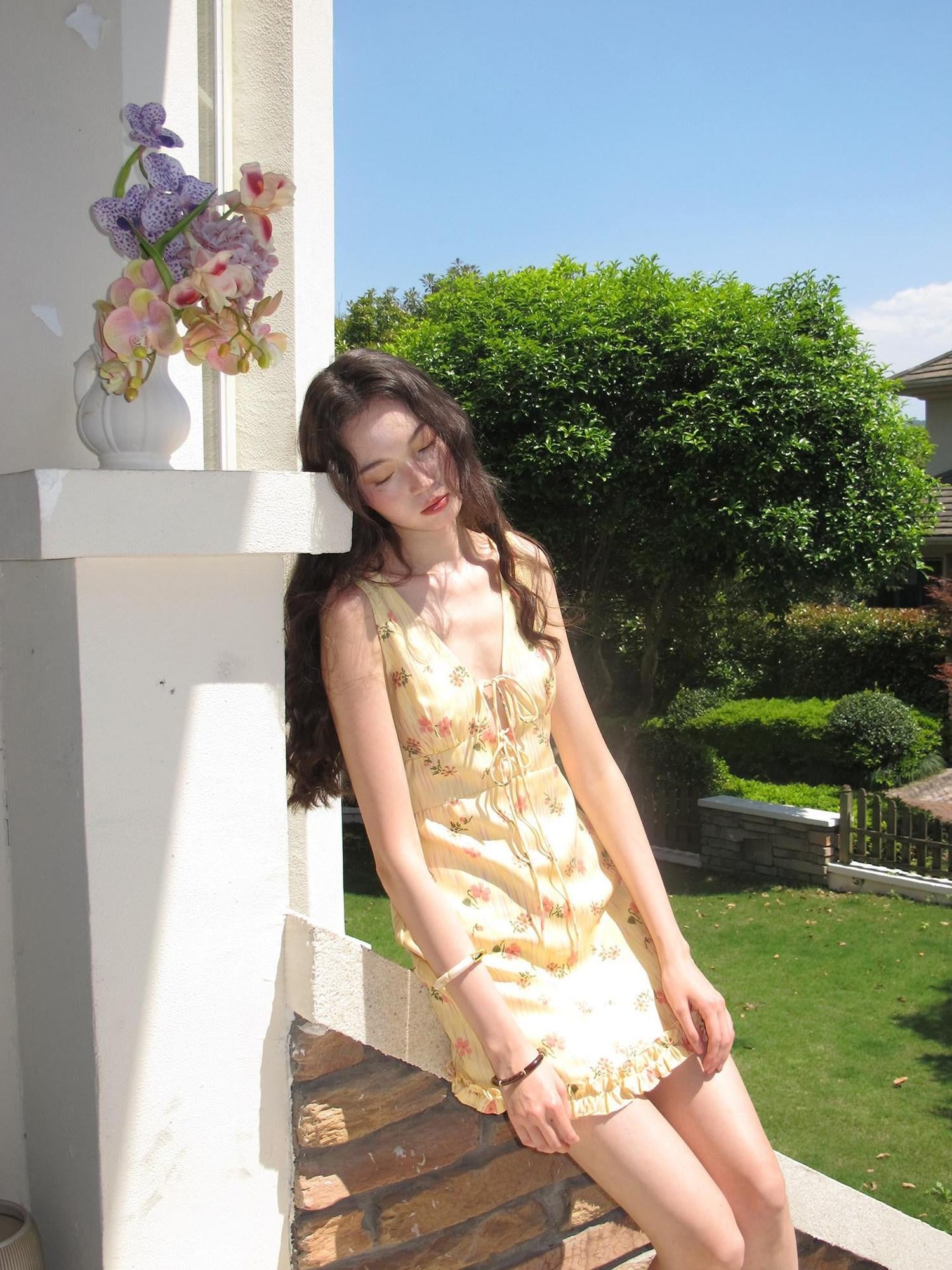 9rotic Yellow Floral V-neck Tie Waist Ruffle Sleeveless Women&