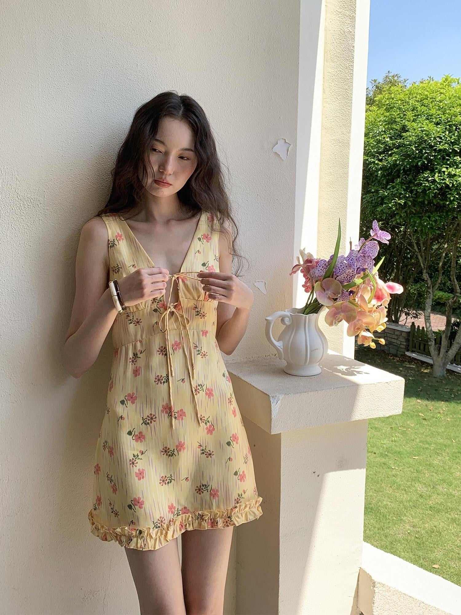 9rotic Yellow Floral V-neck Tie Waist Ruffle Sleeveless Women&