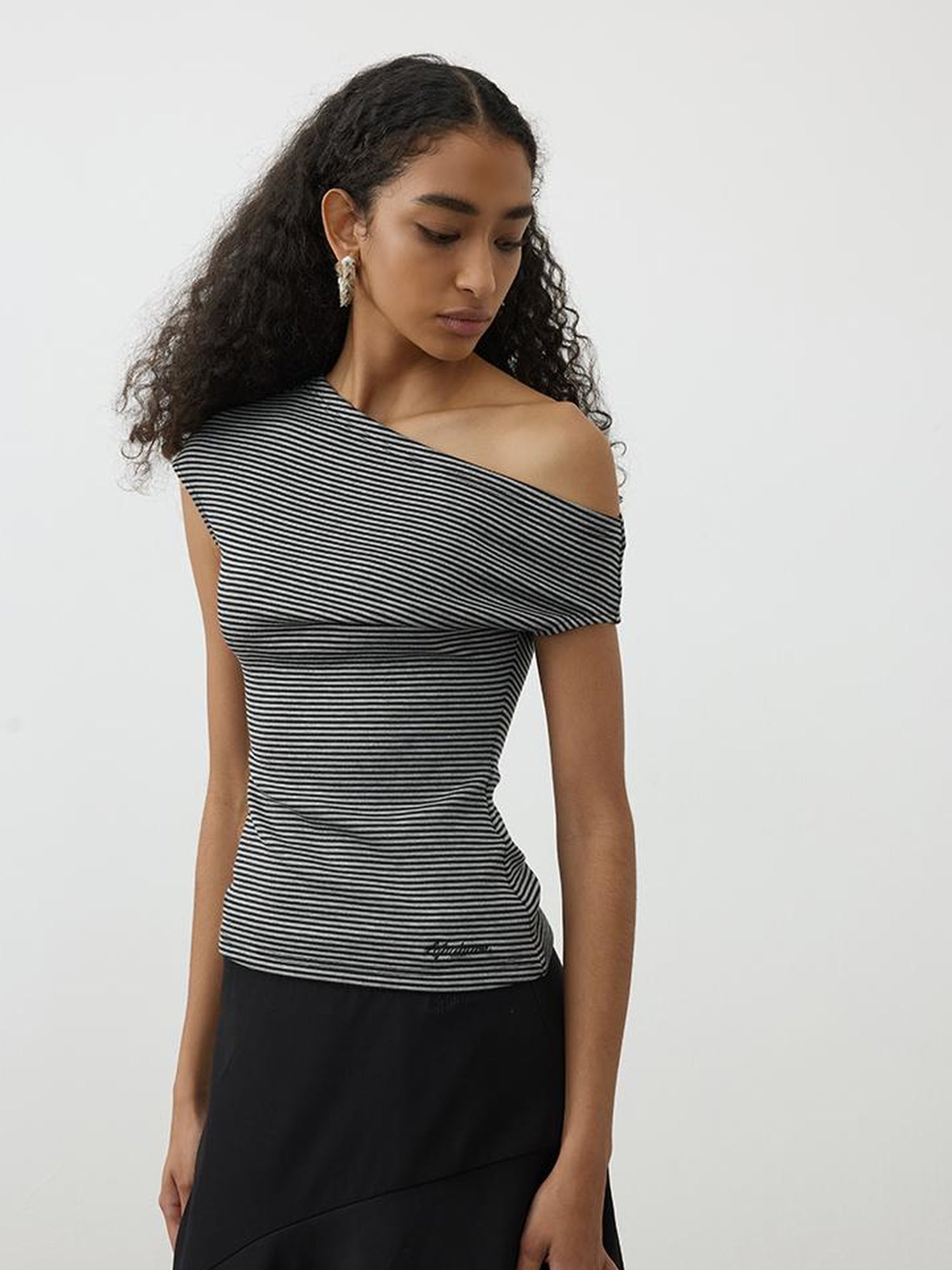AFTADAWN Asymmetric Striped Slub Shoulder Top