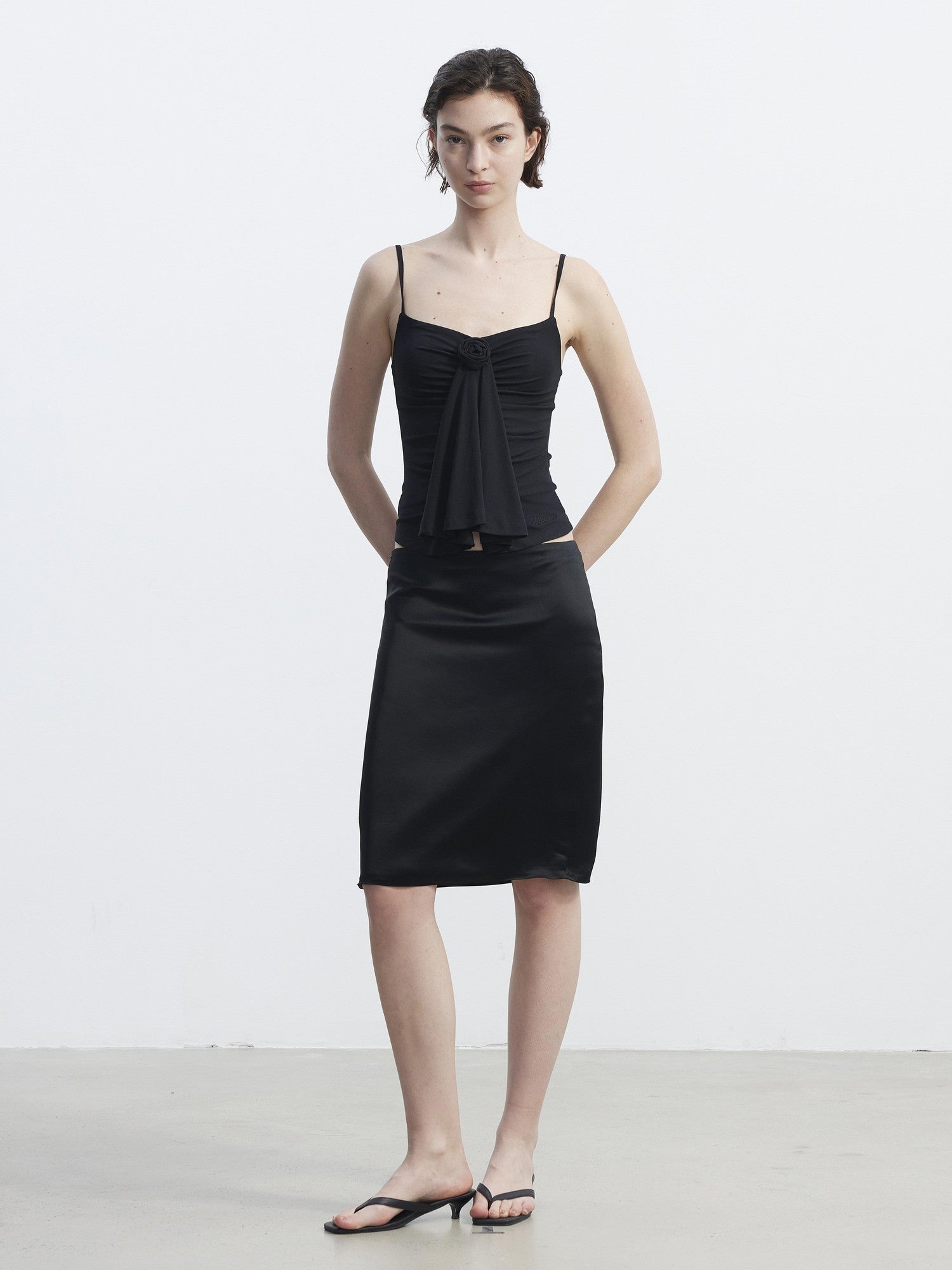 AFTADAWN Textured 3d Rose Pleated V-neck Slim Short Women&