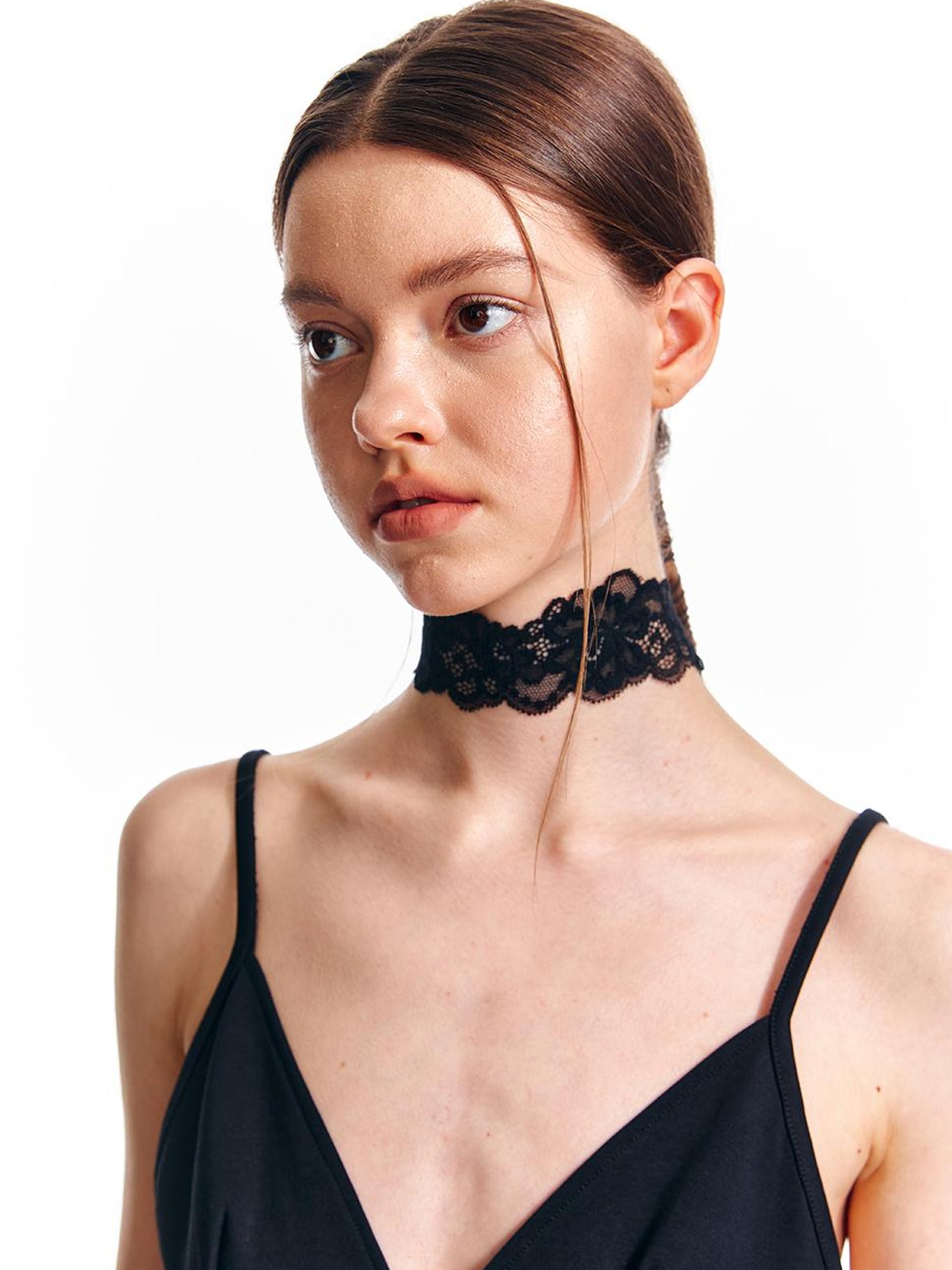 ALINNV STUDIO Lace Choker Necklace
V-Neck
T-Shirt
Long-Sleeve