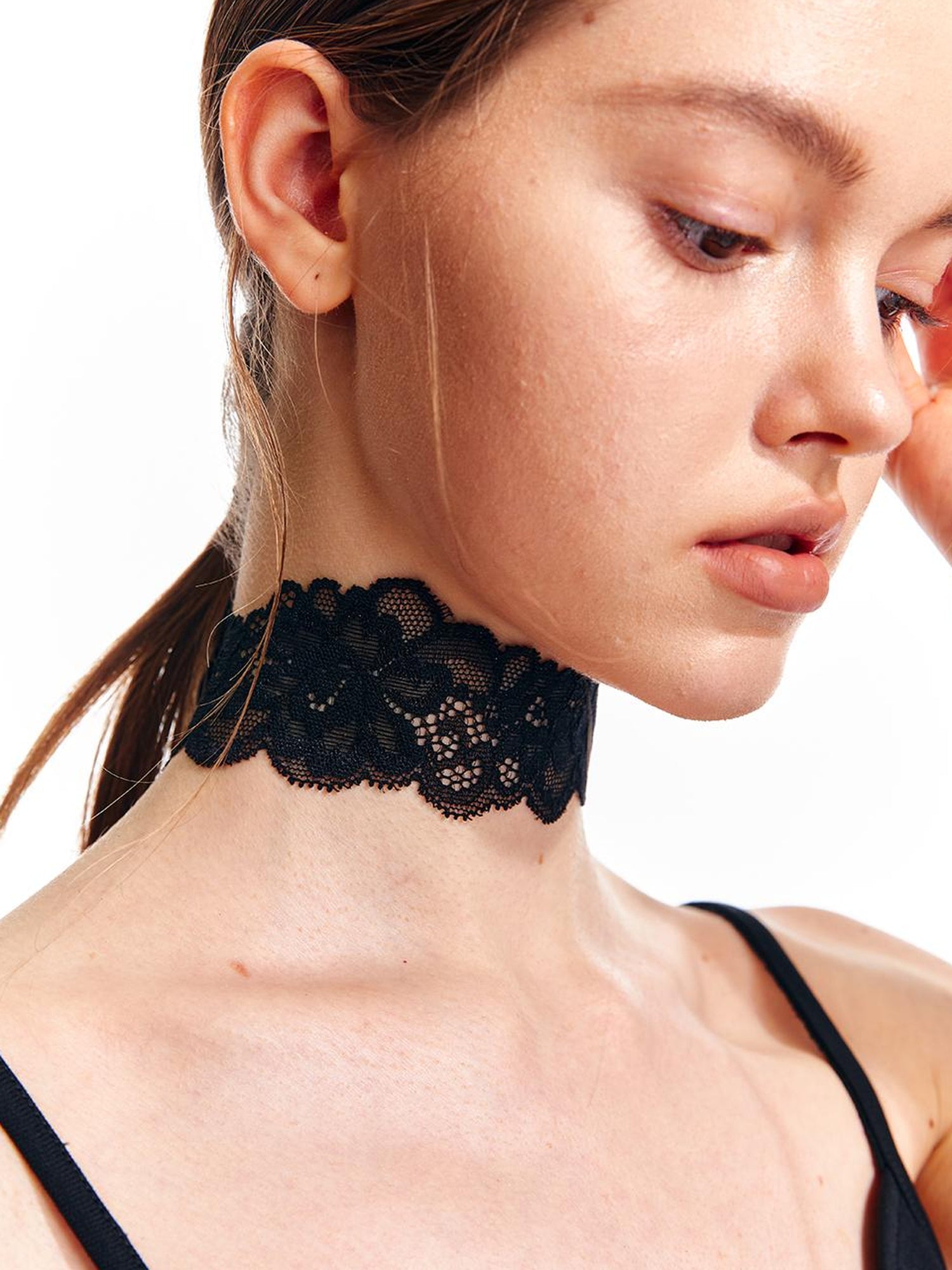 ALINNV STUDIO Lace Choker Necklace
V-Neck
T-Shirt
Long-Sleeve
