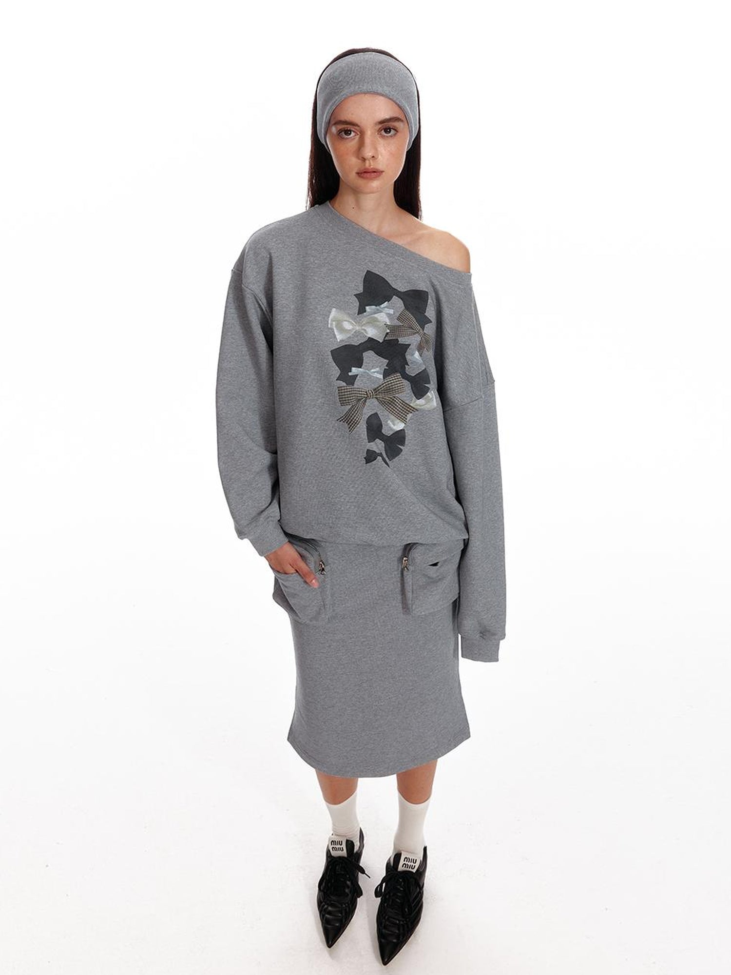 ALINNV STUDIO Off Shoulder Bow Print Slouchy Sweatshirt