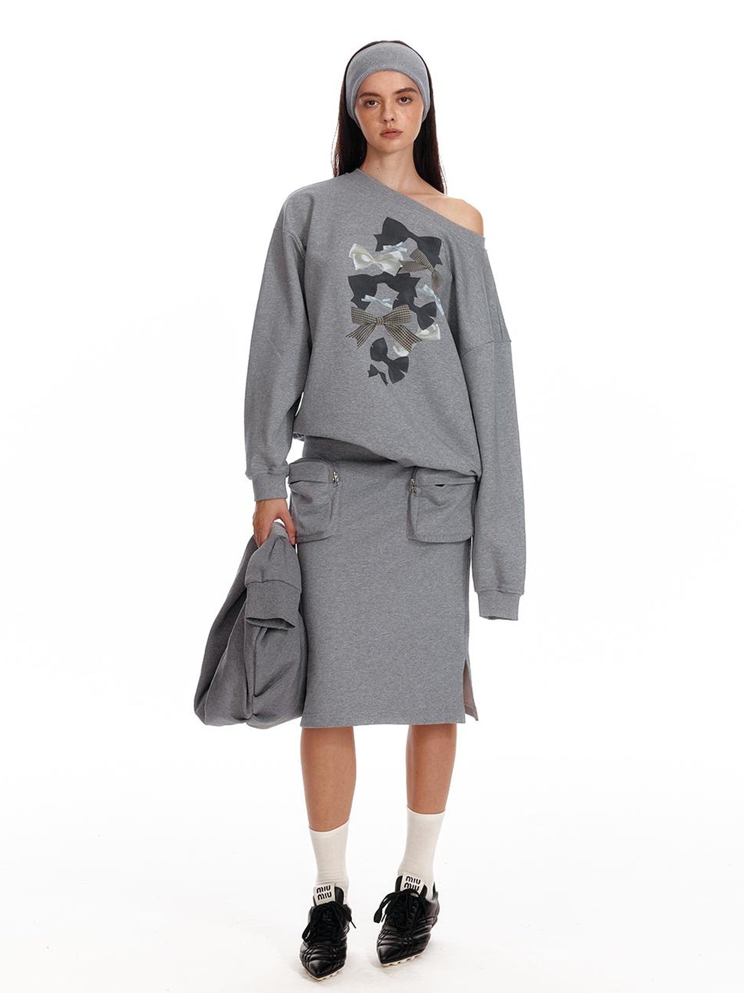 ALINNV STUDIO Off Shoulder Bow Print Slouchy Sweatshirt