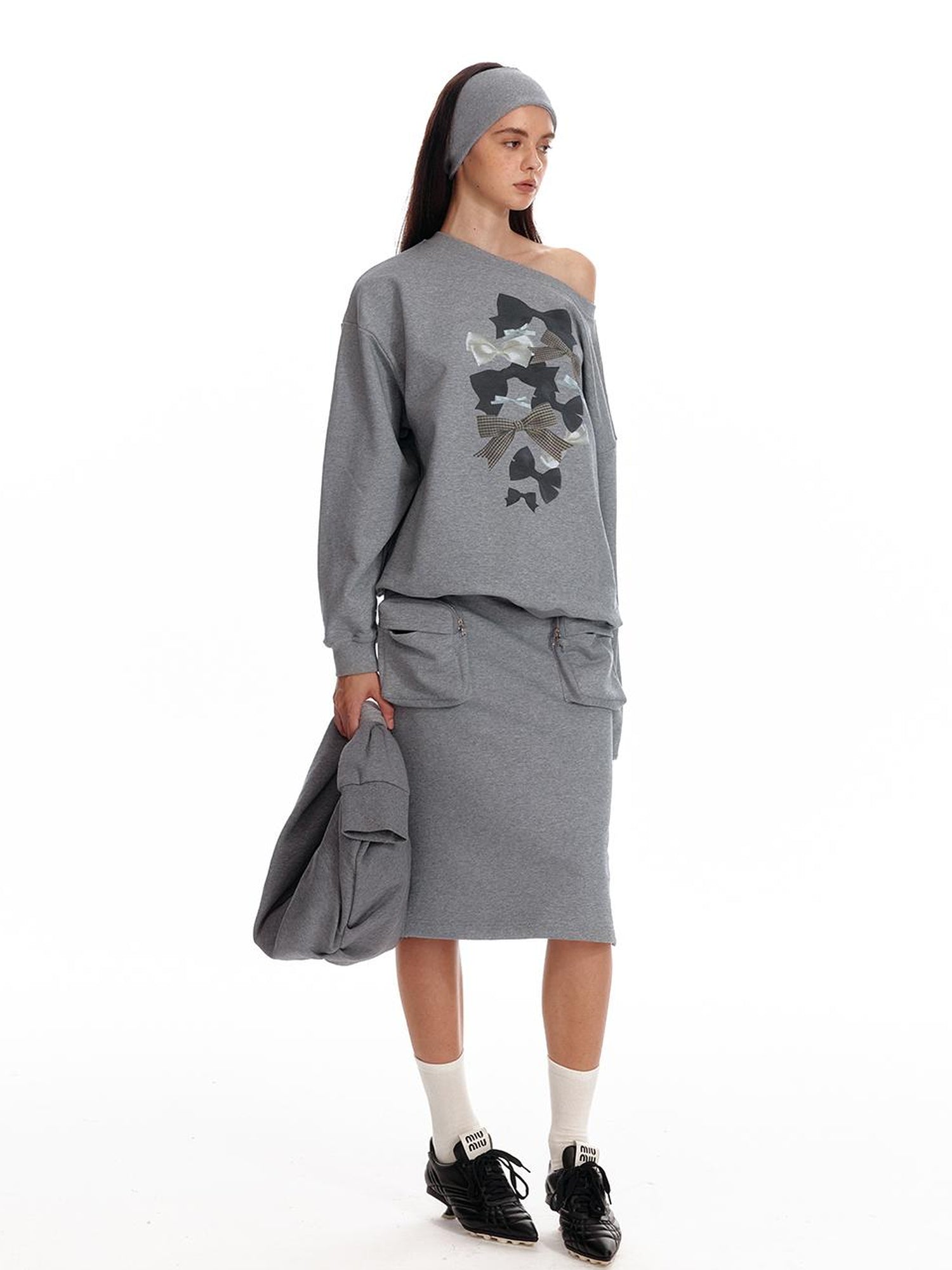 ALINNV STUDIO Off Shoulder Bow Print Slouchy Sweatshirt