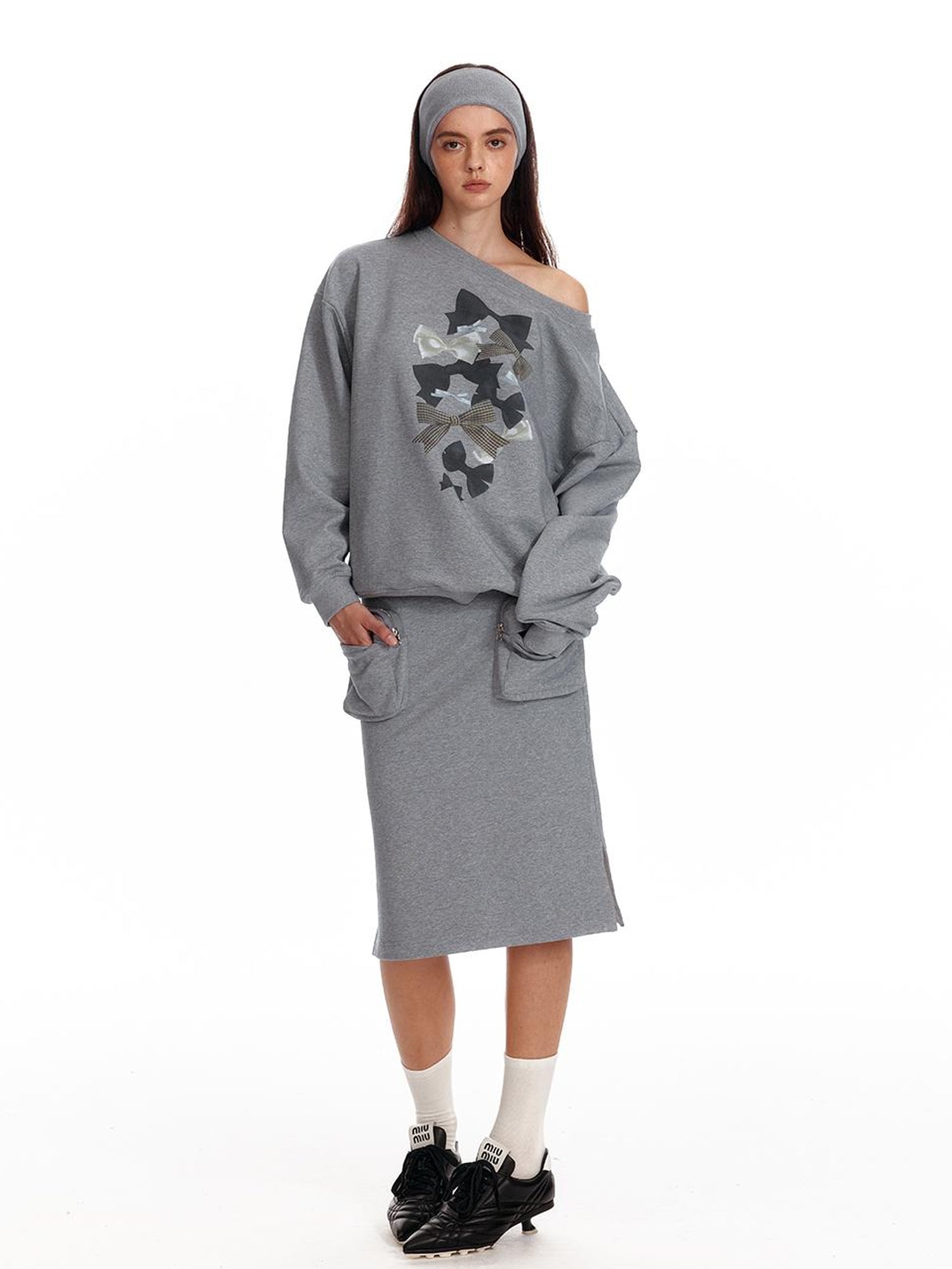 ALINNV STUDIO Off Shoulder Bow Print Slouchy Sweatshirt