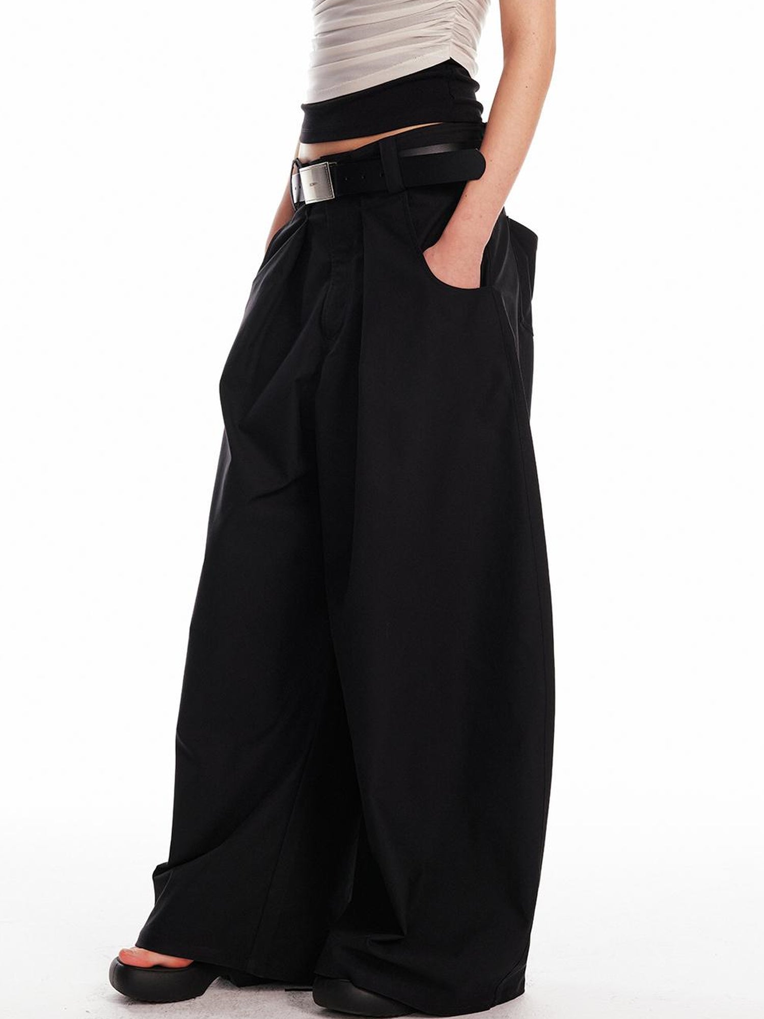 ALINNV STUDIO Relaxed Low Rise Wide Leg Curved Hem Pants