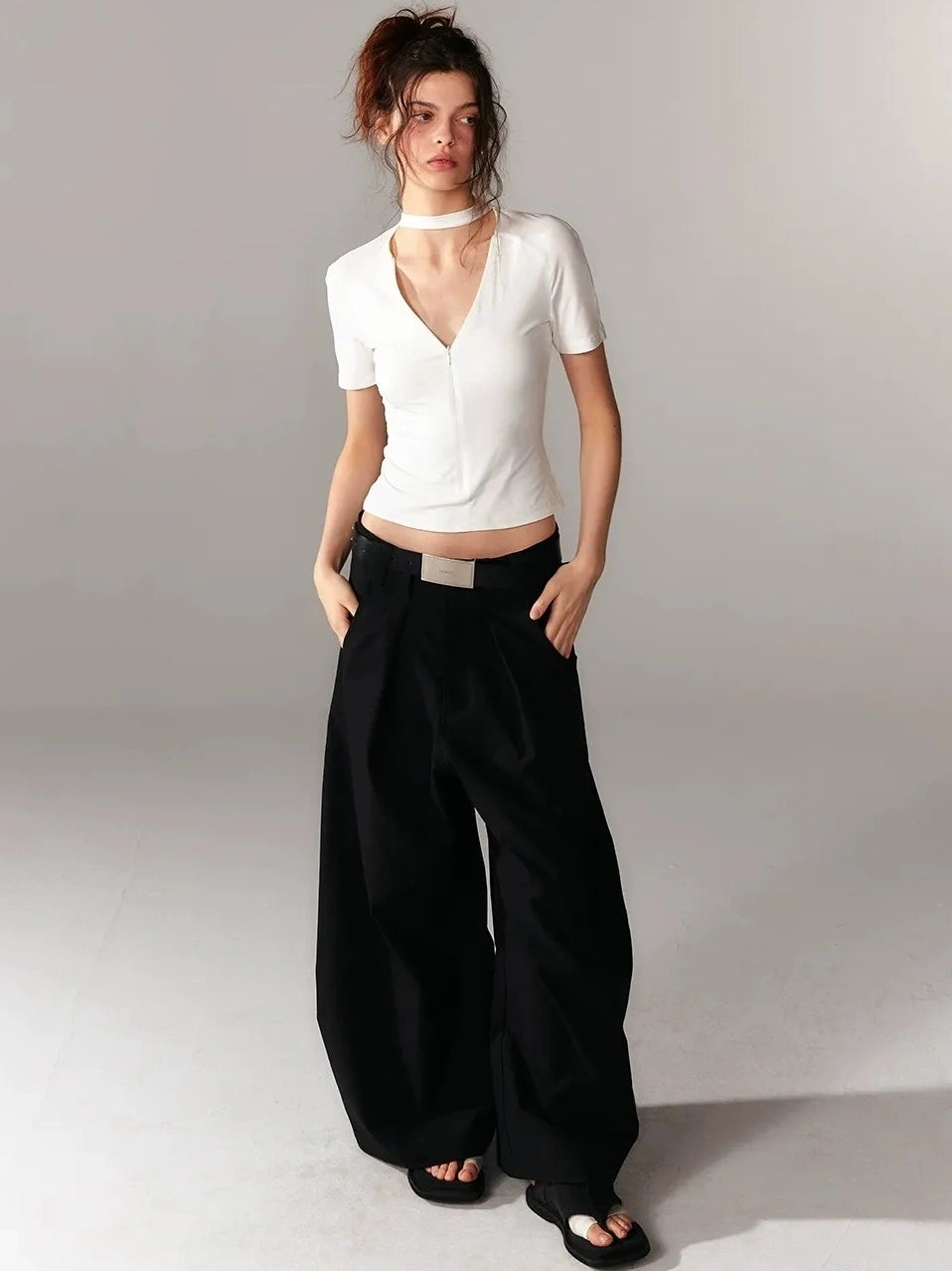 ALINNV STUDIO V-neck Zip Up Cropped T-shirt With Choker Neckline T-shirt