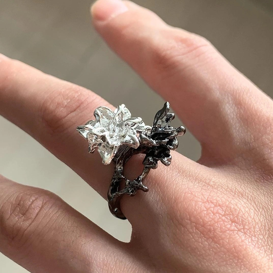Accessories Adjustable Black White Flower Ring