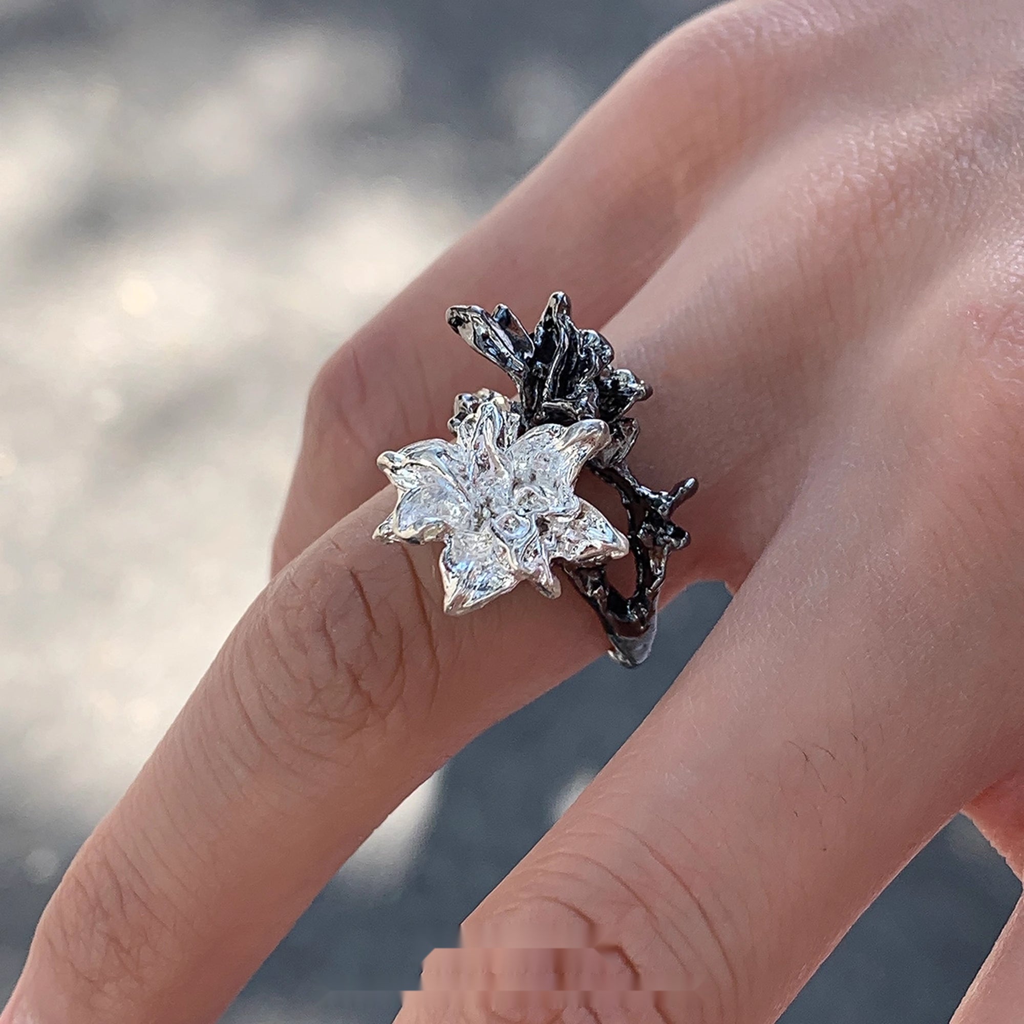Accessories_Adjustable_Black_White_Flower_Ring_MISSTT