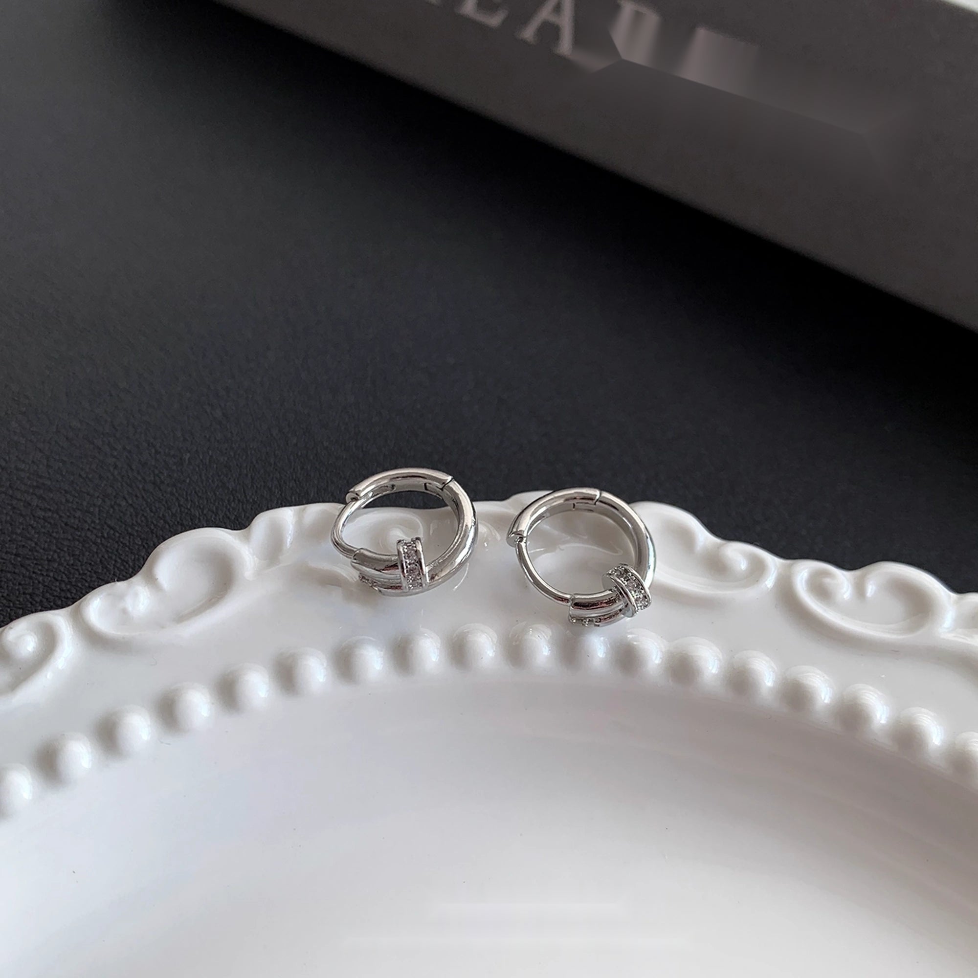 Accessories_Artistic_Diamond_Stud_Ear_Cuff_MISSTT