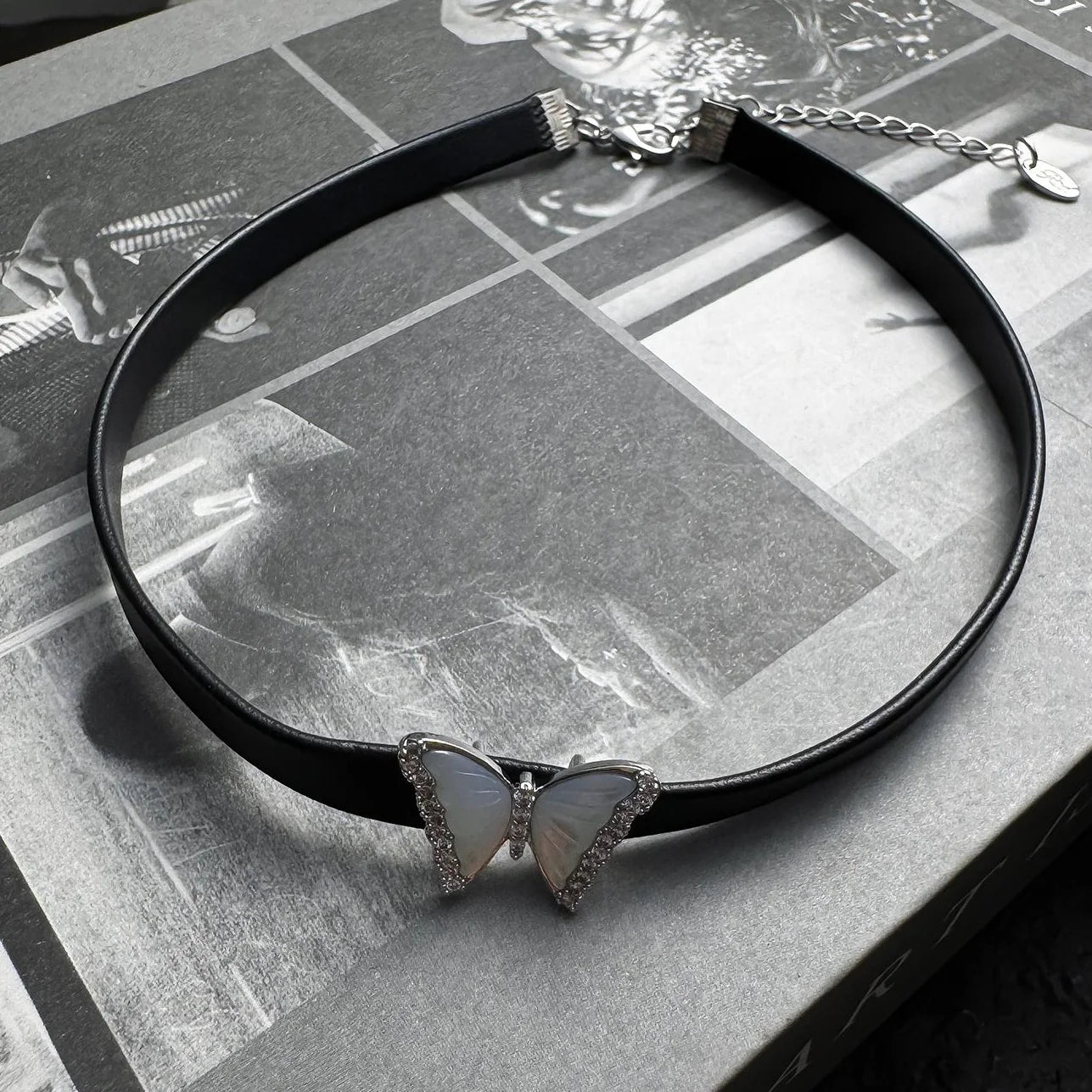 Accessories Butterfly Choker Necklace
V-Neck
T-Shirt
Long-Sleeve