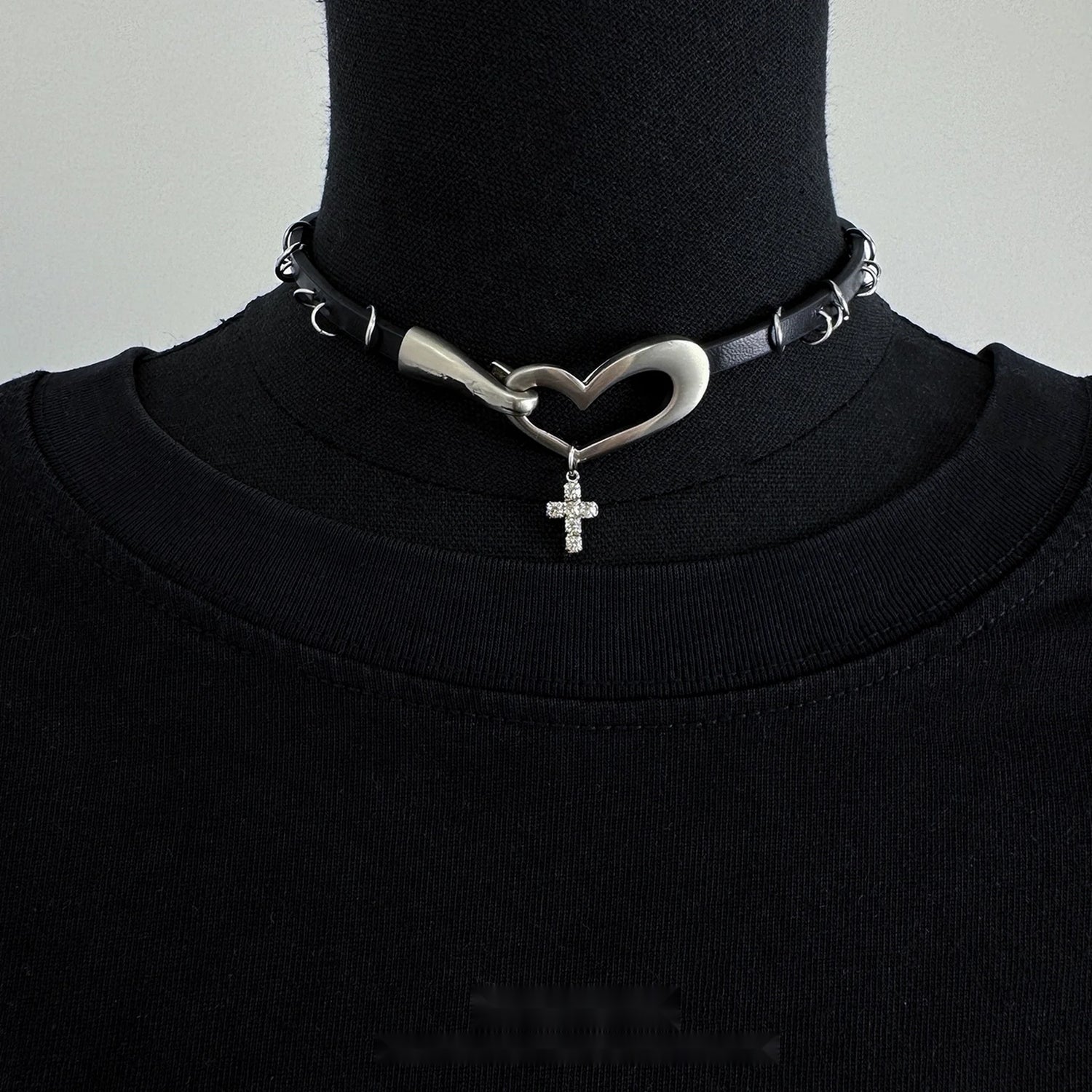 Accessories_Crystal_Heart_Punk_Choker_MISSTT