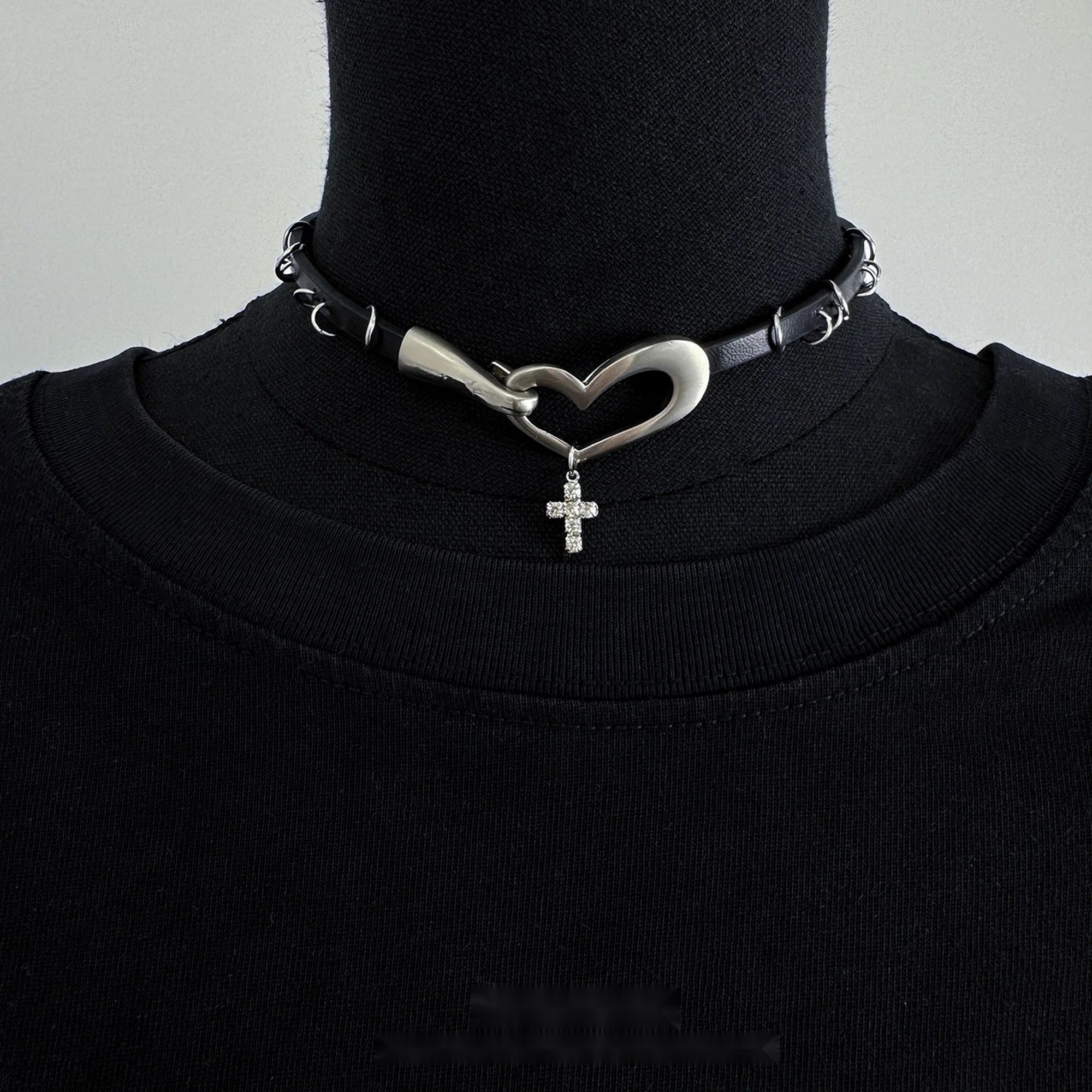 Accessories_Crystal_Heart_Punk_Choker_MISSTT