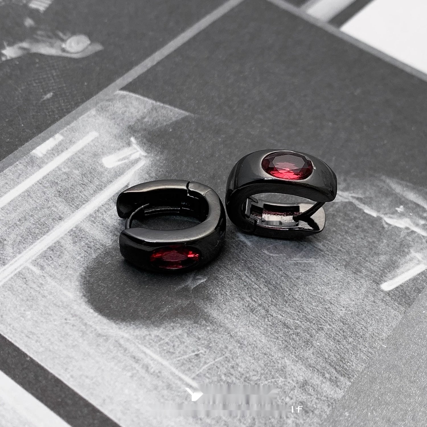 Accessories_Dark_Zircon_Gunmetal_Ear_Cuff_MISSTT