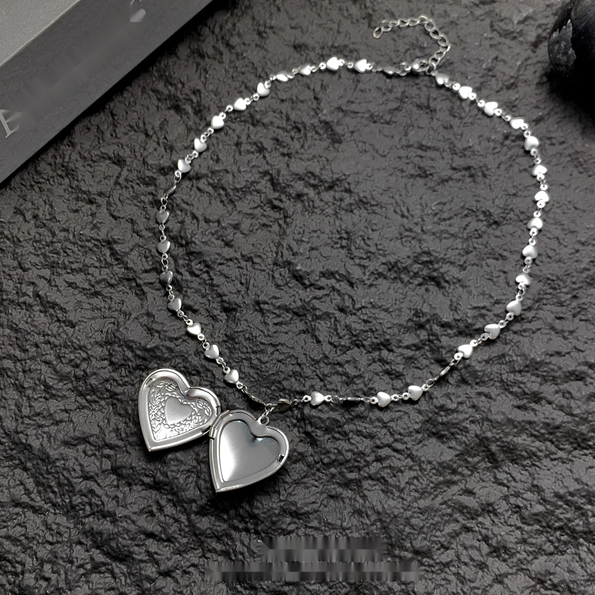 Accessories_Heart_Locket_Puzzle_Necklace_V-Neck_T-Shirt_Long-Sleeve_MISSTT