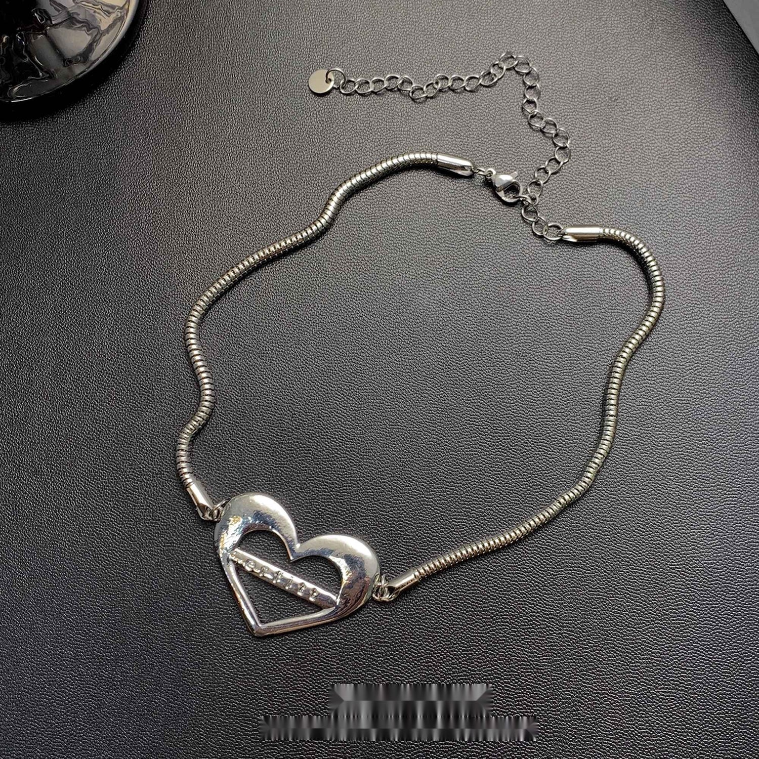 Accessories_Hollow_Out_Heart_Choker_Necklace_MISSTT