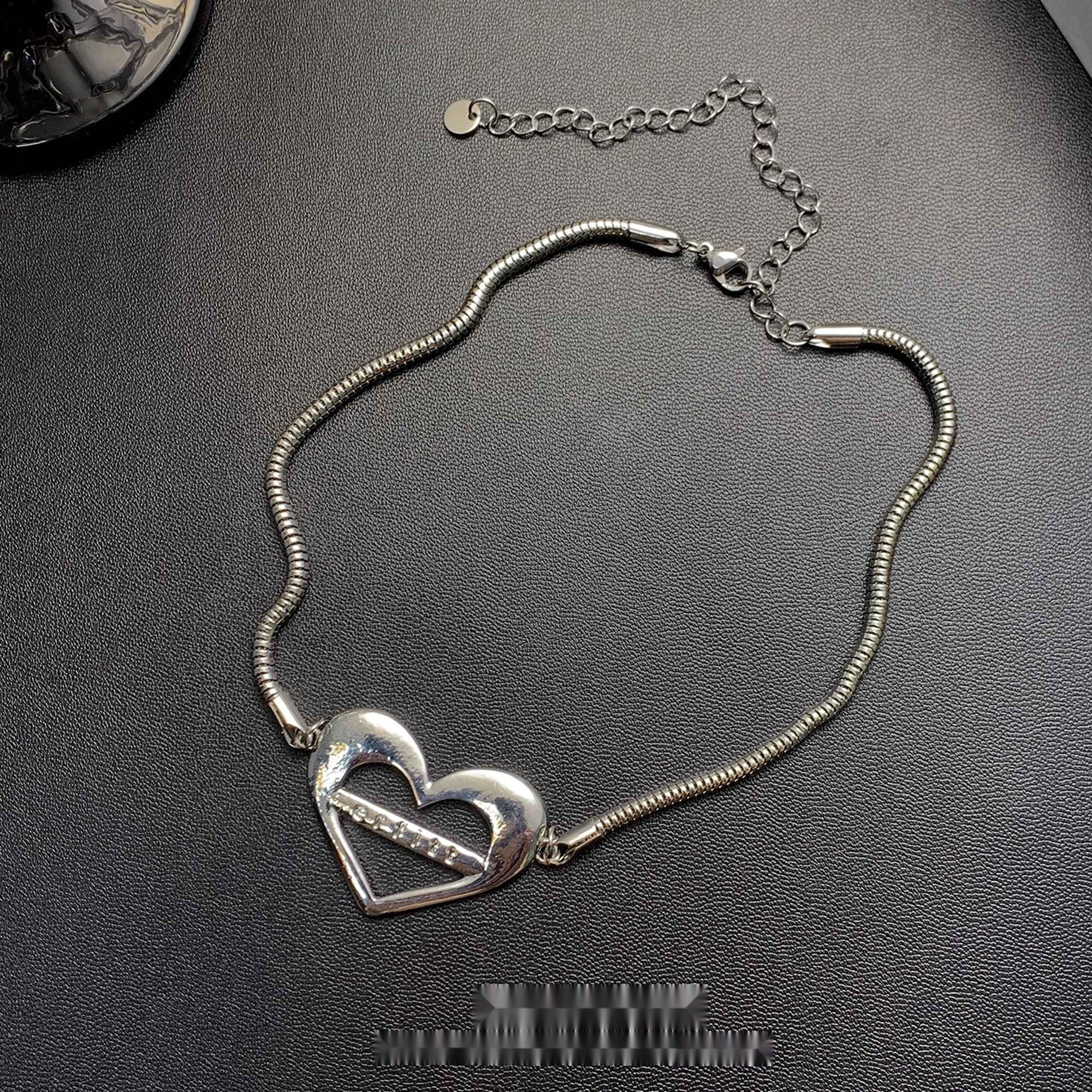 Accessories_Hollow_Out_Heart_Choker_Necklace_MISSTT