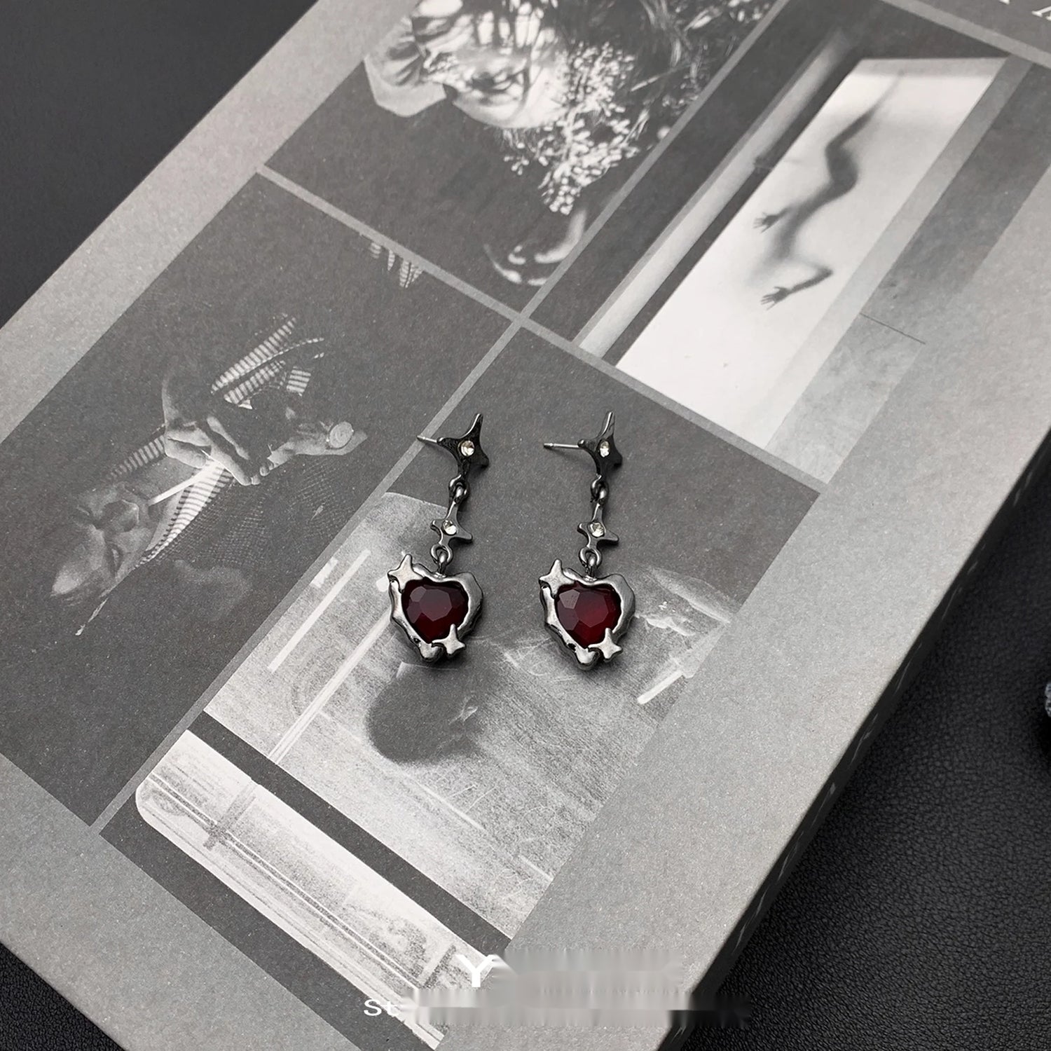 Accessories_Red_Pentagram_Love_Earrings_MISSTT