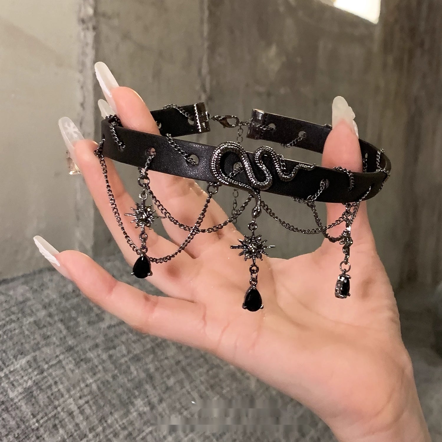Accessories_Serpentine_Fringe_Choker_Necklace_MISSTT