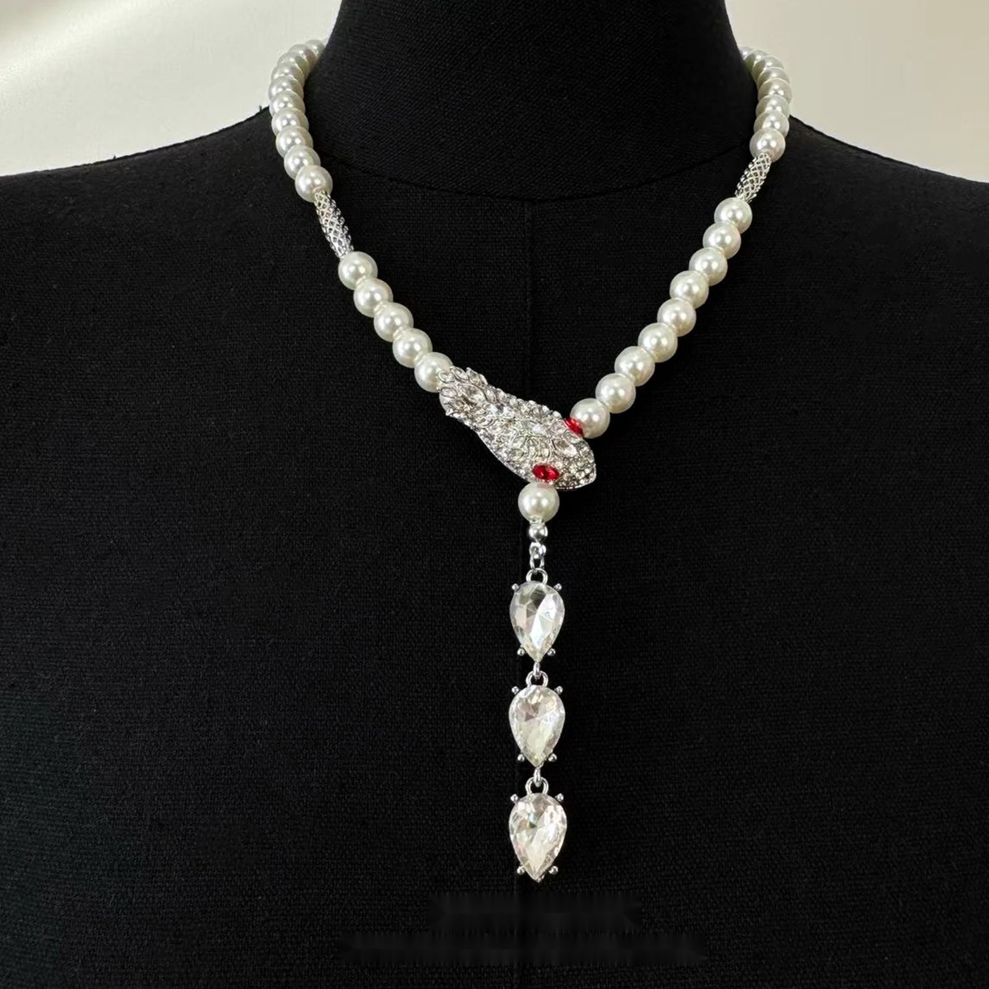 Accessories_Serpentine_Pearl_Long_Necklace_MISSTT