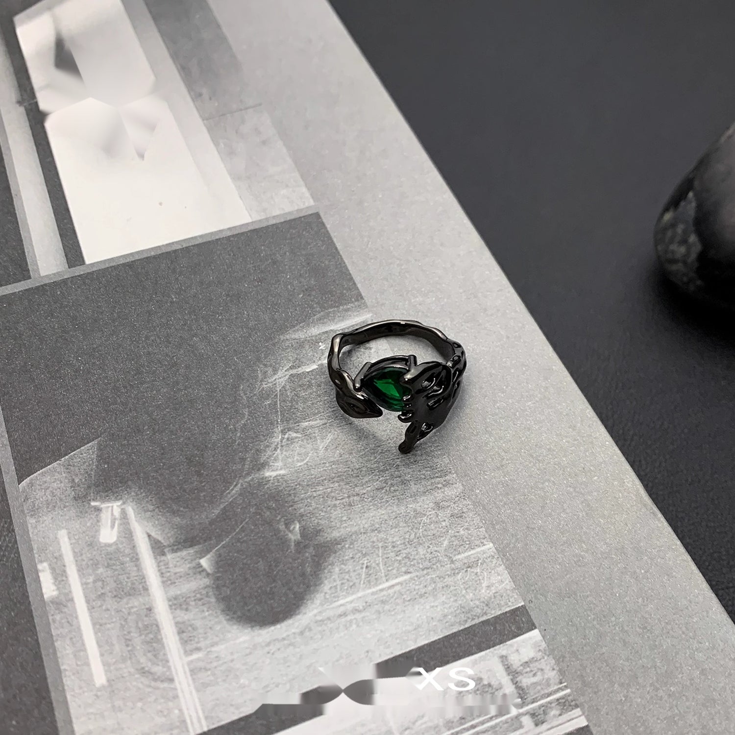 Accessories_Vintage_Art_Deco_Emerald_Hollow_Geometric_Adjustable_Ring_MISSTT