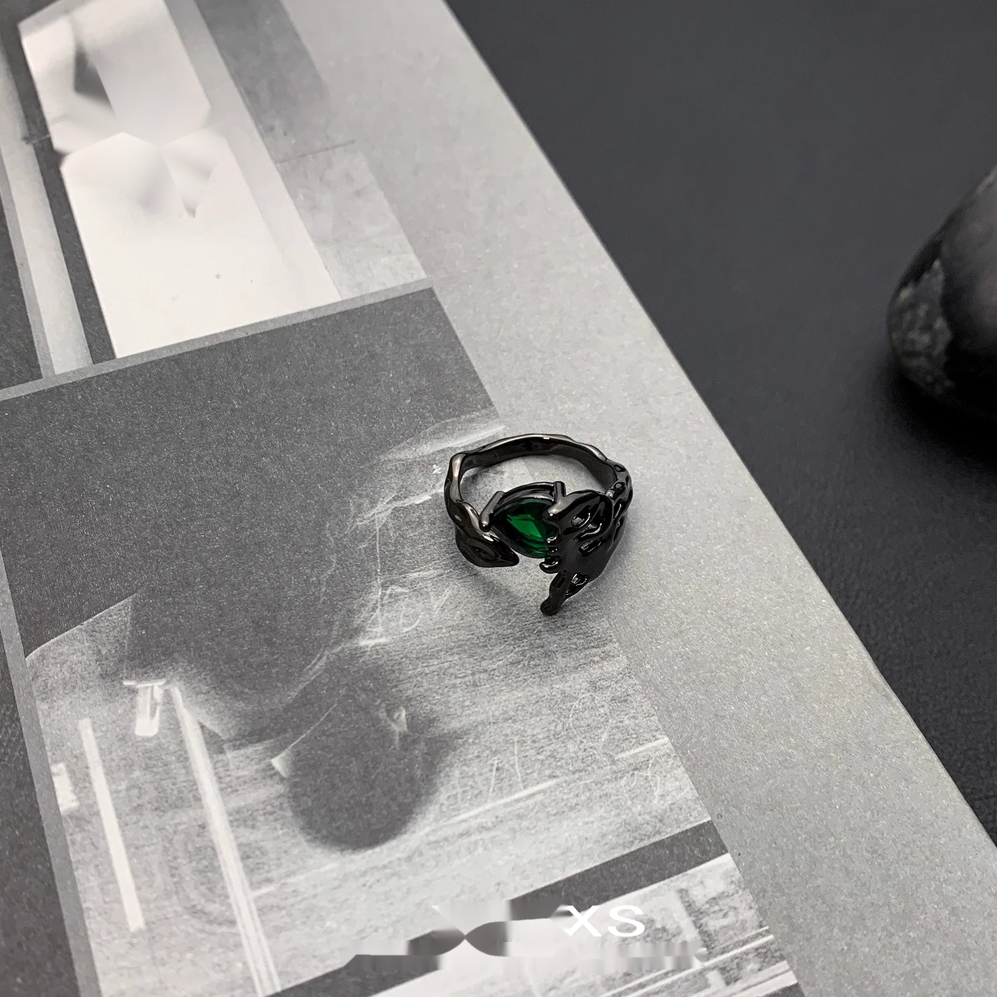 Accessories_Vintage_Art_Deco_Emerald_Hollow_Geometric_Adjustable_Ring_MISSTT