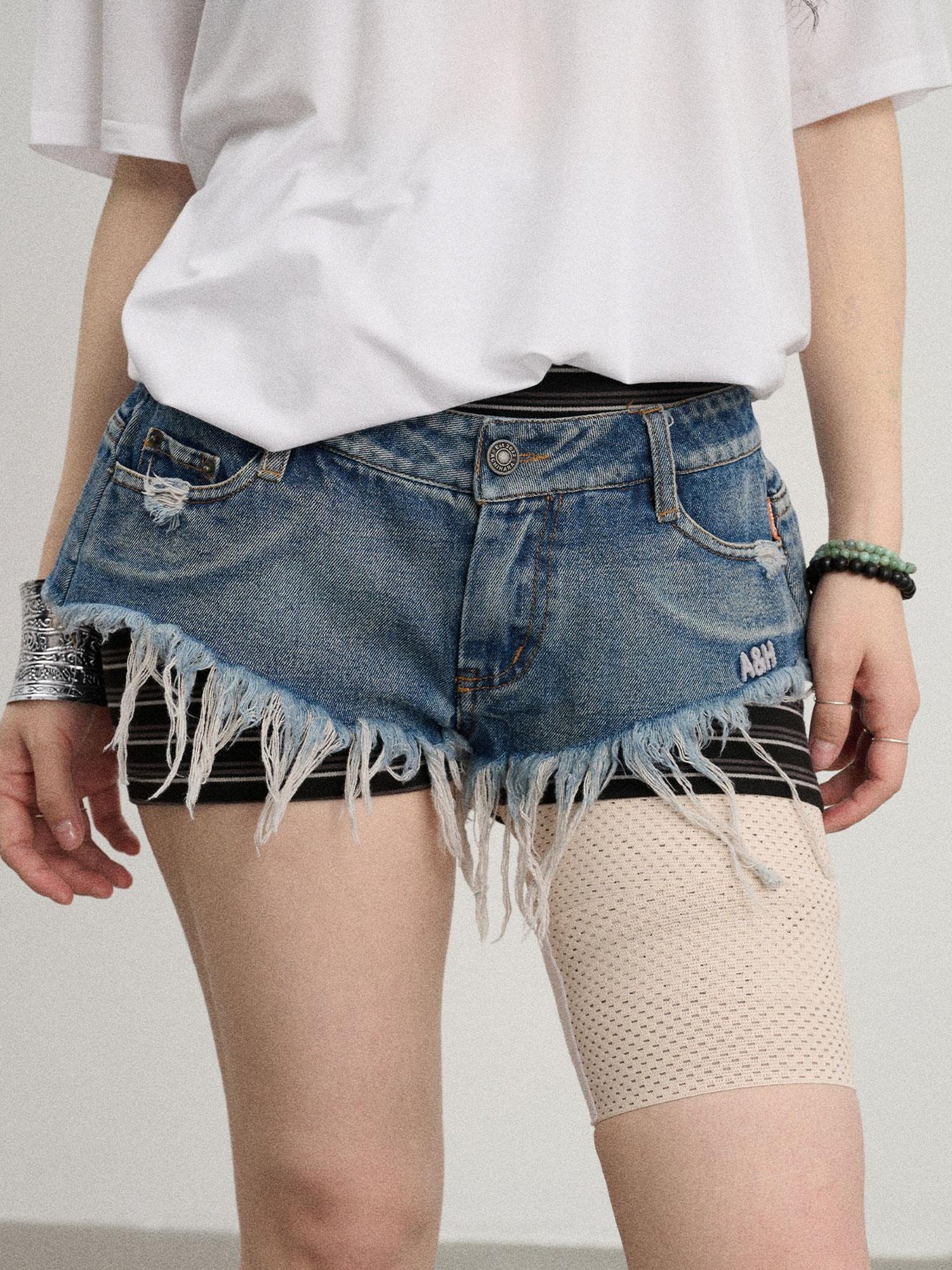Achihara Frayed Edge Denim Shorts 2025 Summer Low Rise Triangle Casual