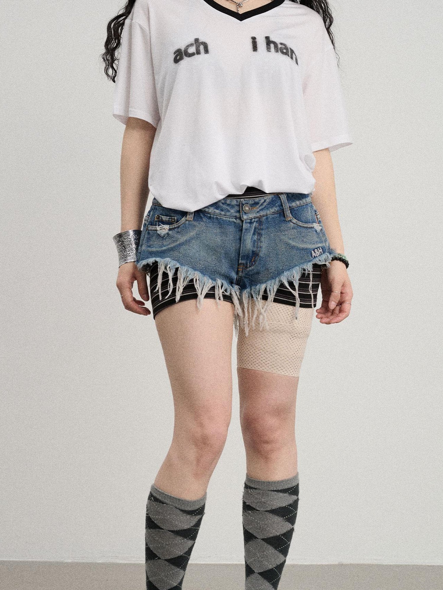 Achihara Frayed Edge Denim Shorts 2025 Summer Low Rise Triangle Casual