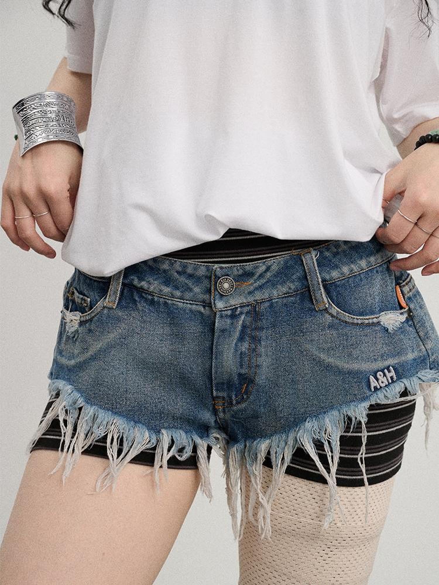 Achihara Frayed Edge Denim Shorts 2025 Summer Low Rise Triangle Casual