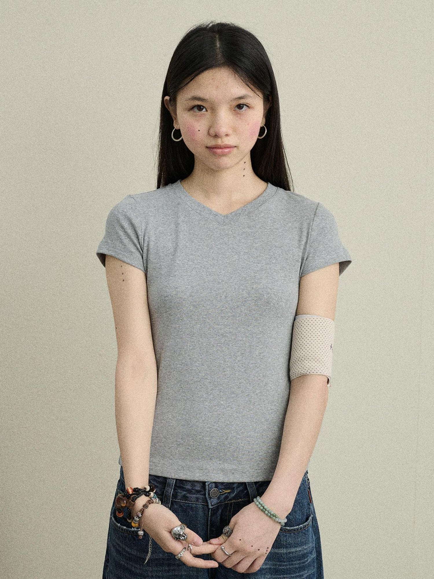 Achihara Jelly V-Neck Stretch Tee