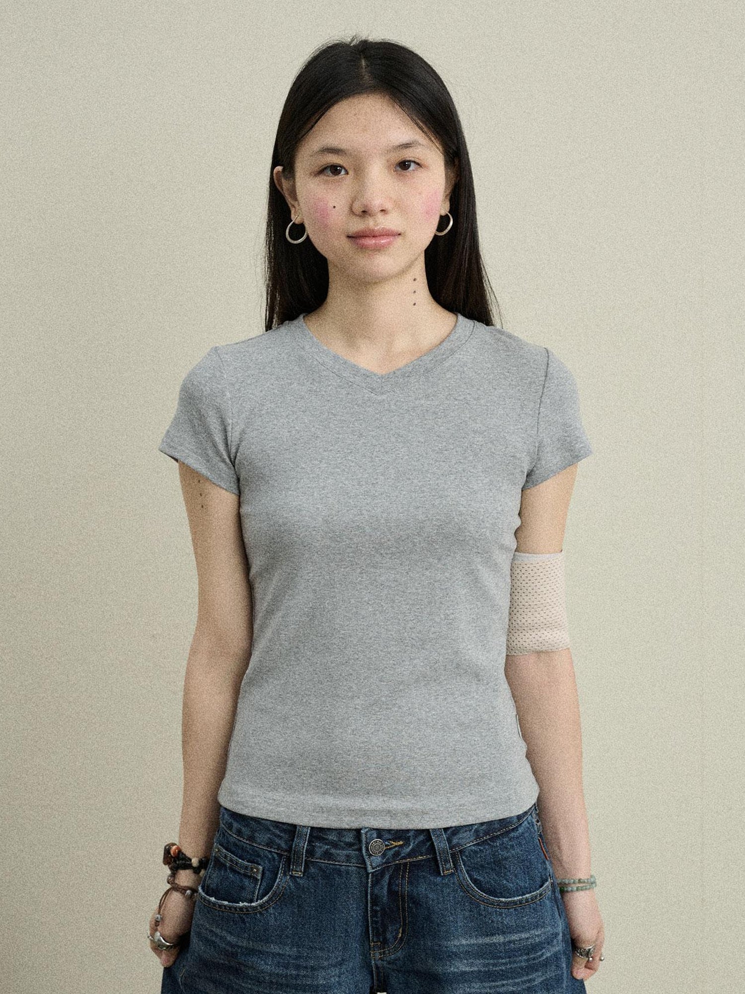 Achihara Jelly V-Neck Stretch Tee