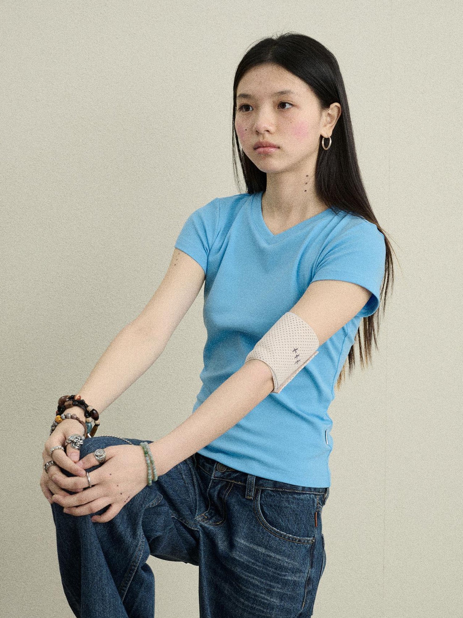 Achihara Jelly V-Neck Stretch Tee