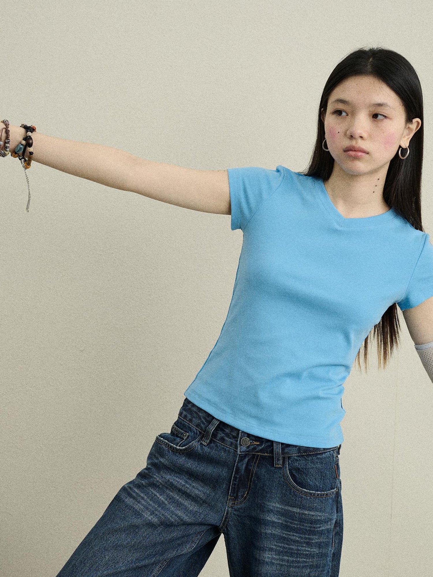 Achihara Jelly V-Neck Stretch Tee