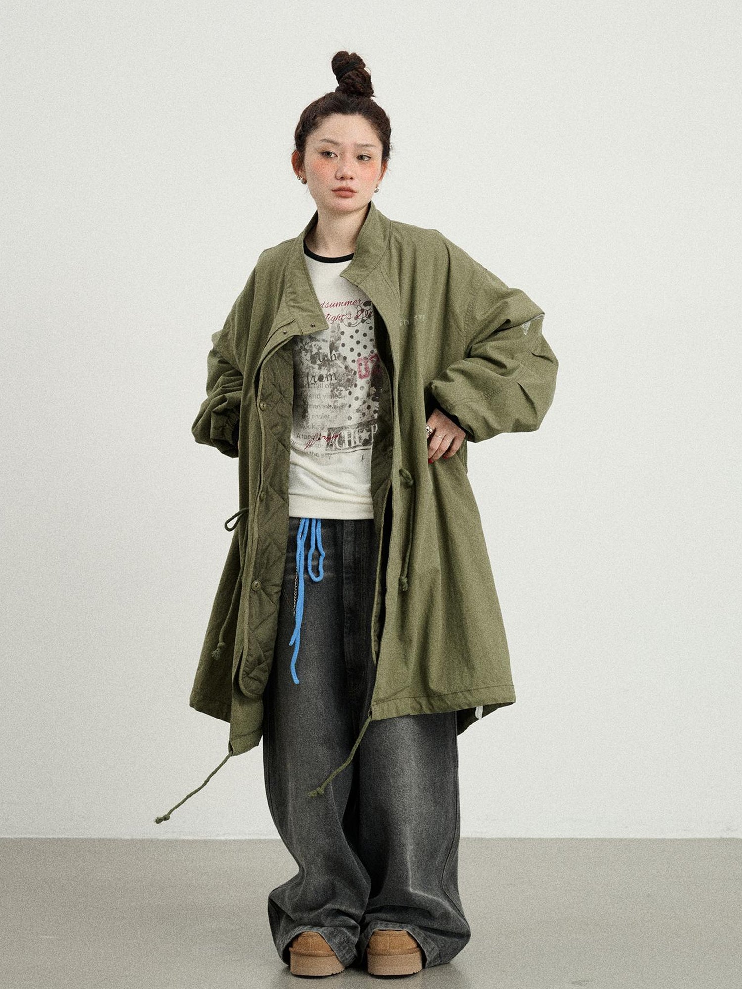 Achihara Love Eraser Trench Coat
V-neck
T-shirt
Long-Sleeve