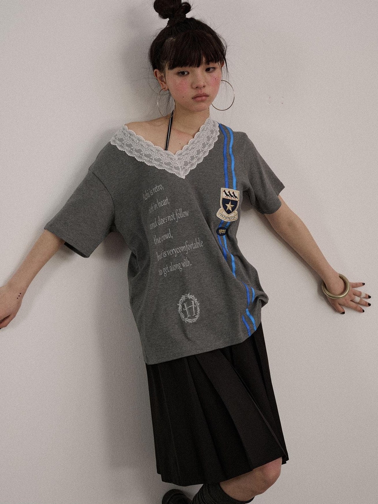 Achihara Soft Stretch Cotton V-neck Letter Print Loose Fit Office Short Sleeve T-Shirts
