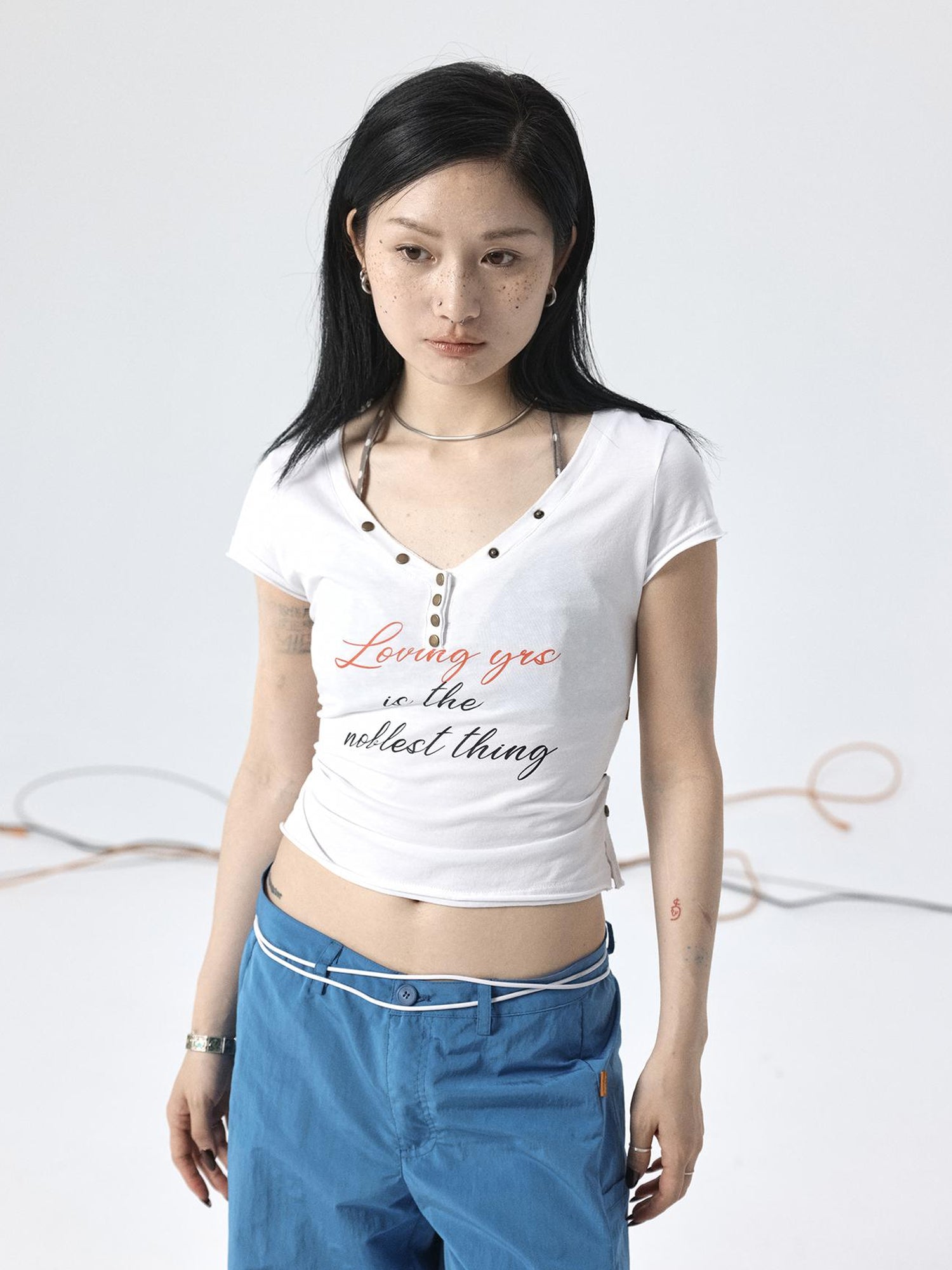 Achihara V-Neck Adjustable Lazy Tee With Noble Print