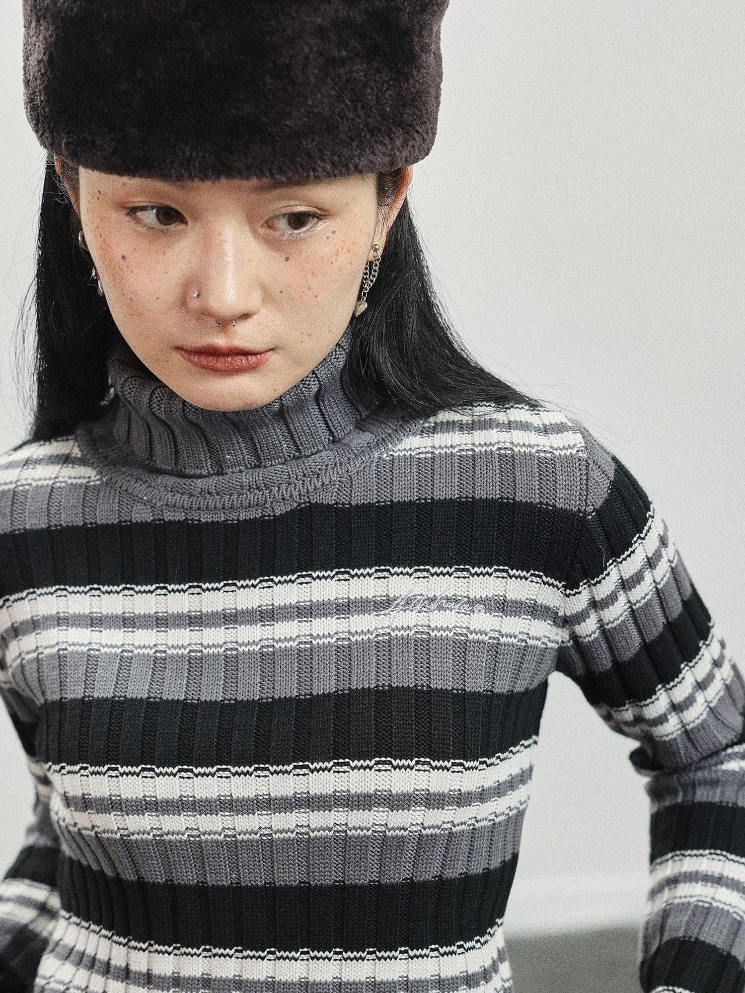 Achihara Women Striped Knit Sweater Short Sleeve Round Neck Slim Fit Top