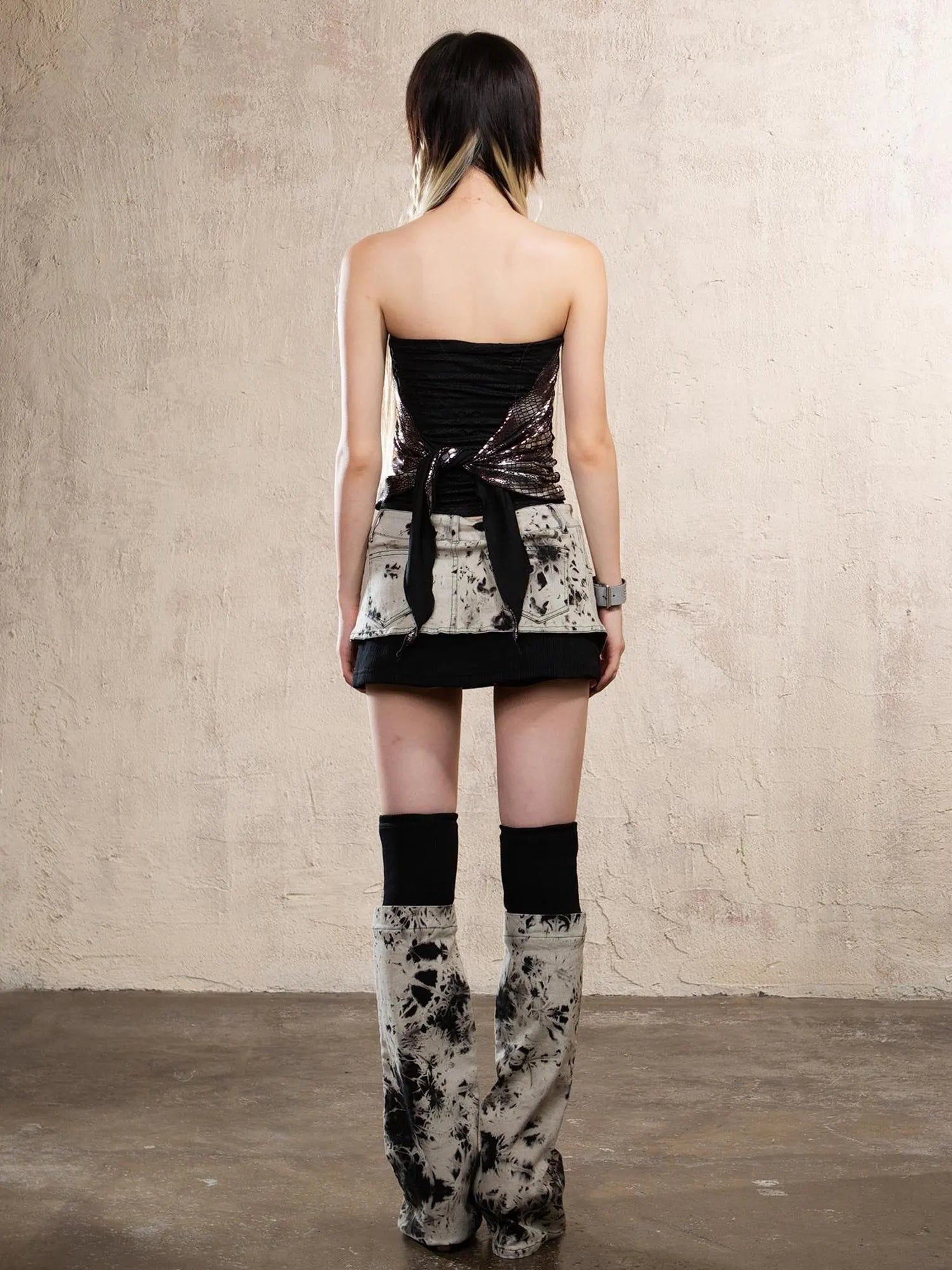 Ancient Bronze Print Tube Top Punk Shibuya Woman