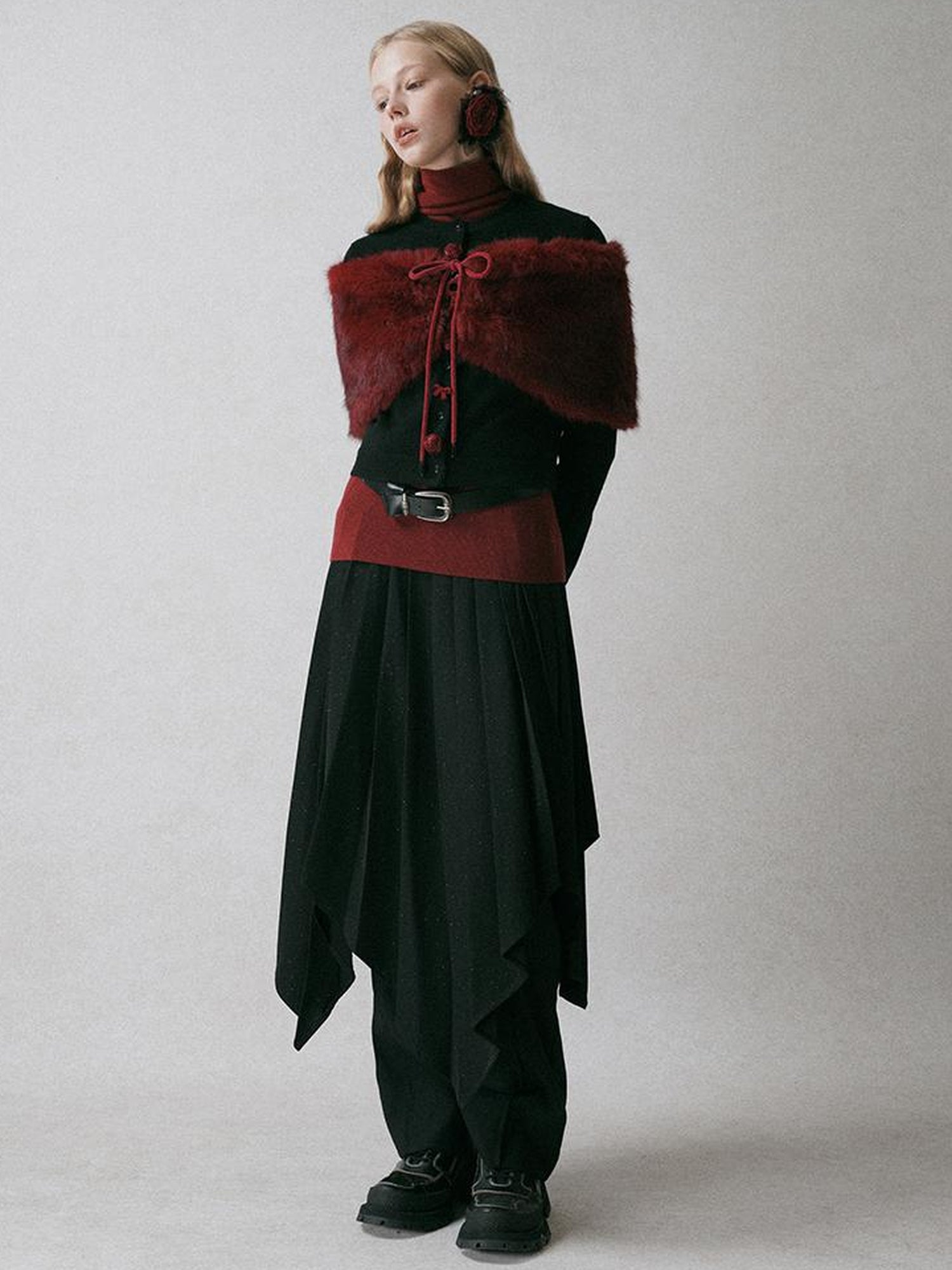 AnnoMundi Adjustable One Shoulder Faux Fur Shawl In Red