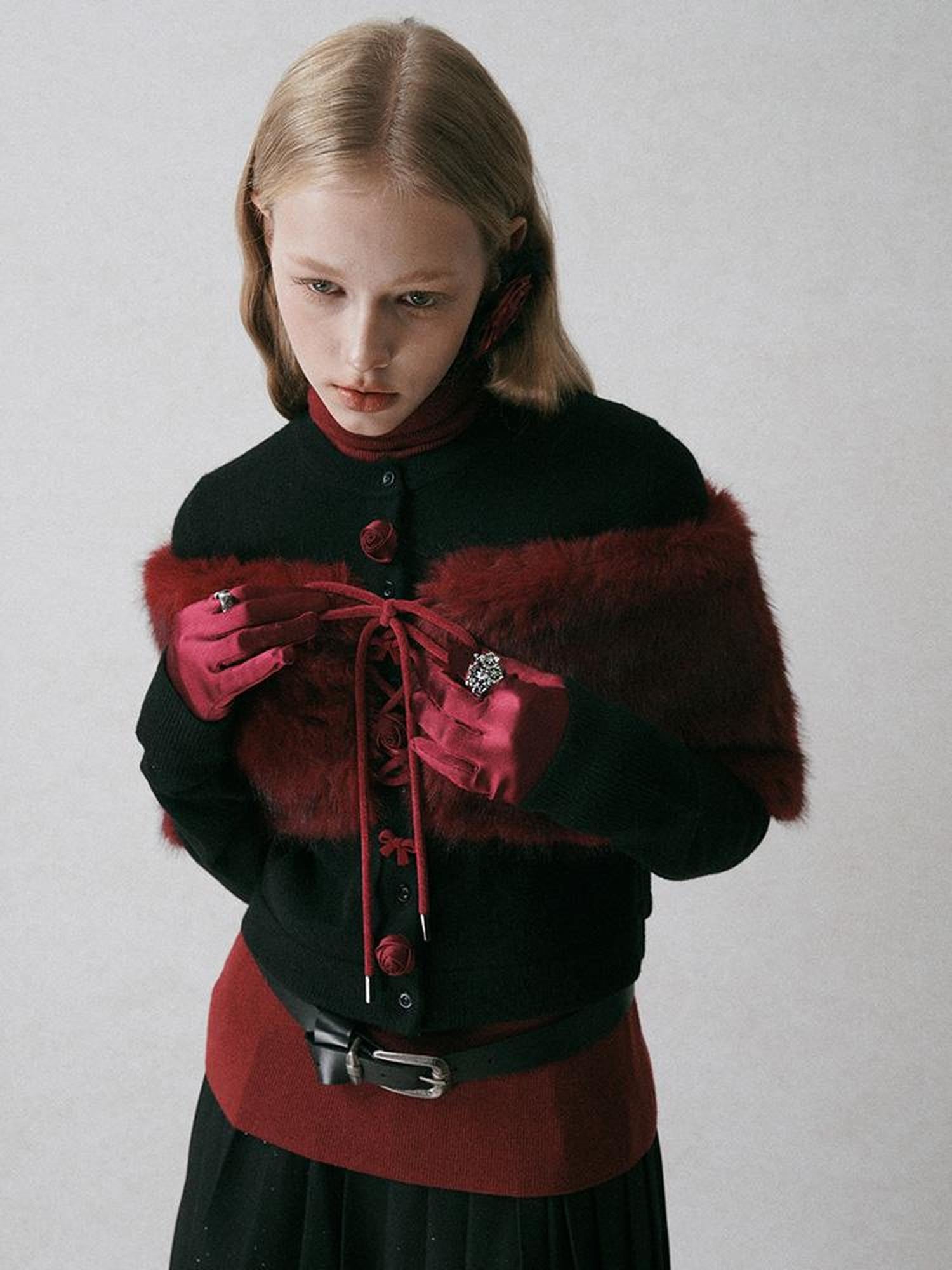 AnnoMundi Adjustable One Shoulder Faux Fur Shawl In Red