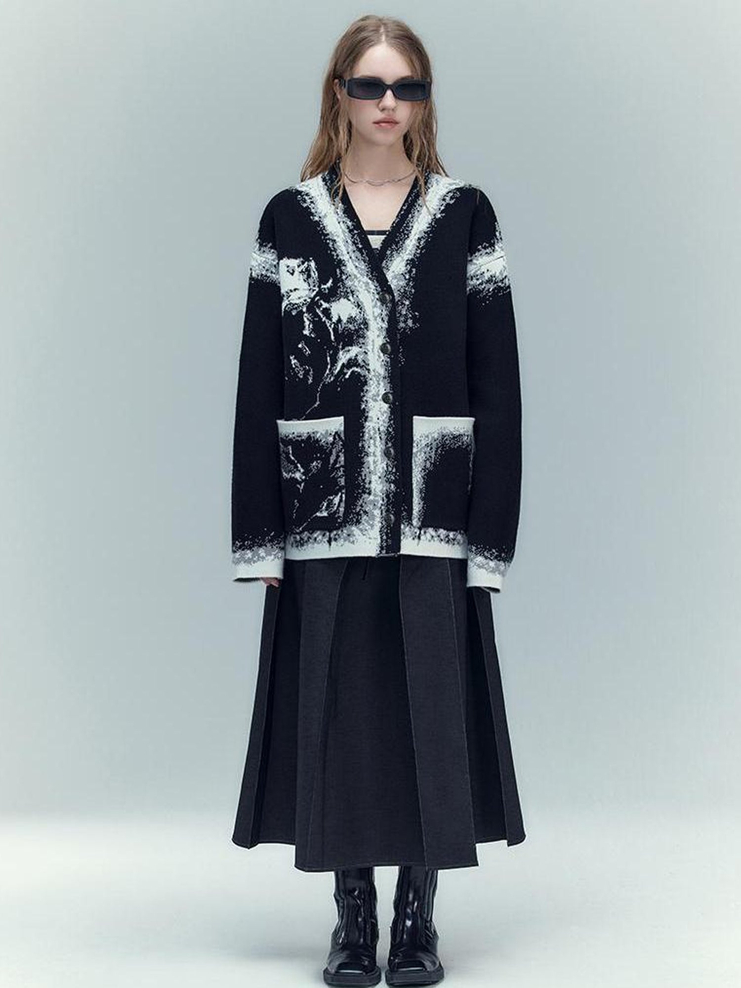 AnnoMundi Black And White Rose Jacquard V-Neck Knit Cardigan