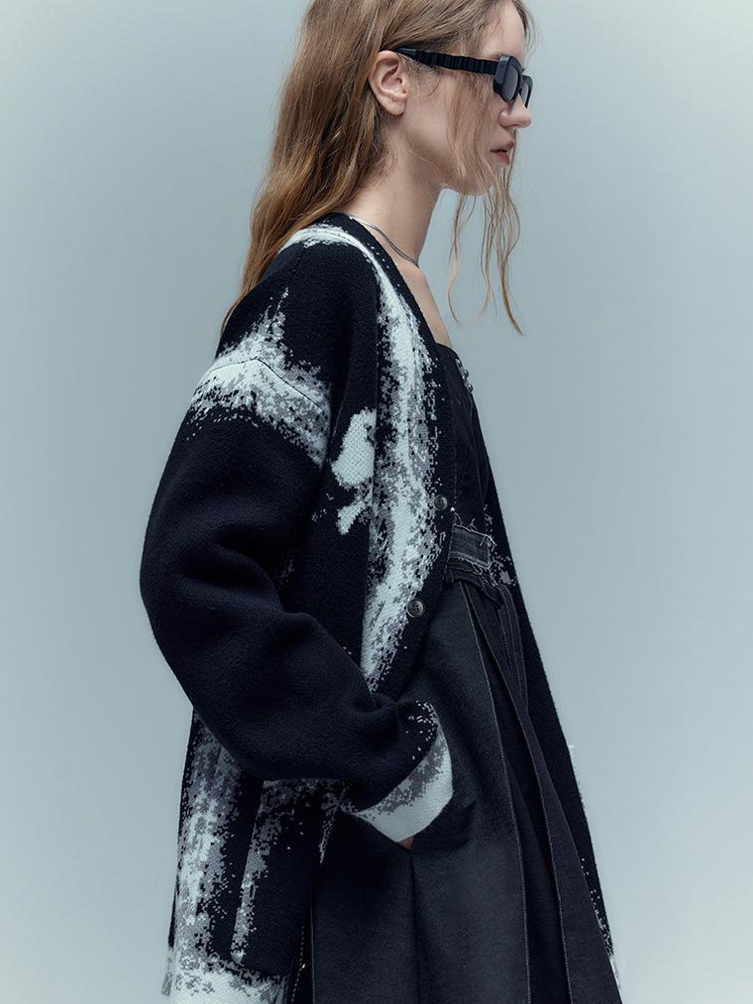 AnnoMundi Black And White Rose Jacquard V-Neck Knit Cardigan