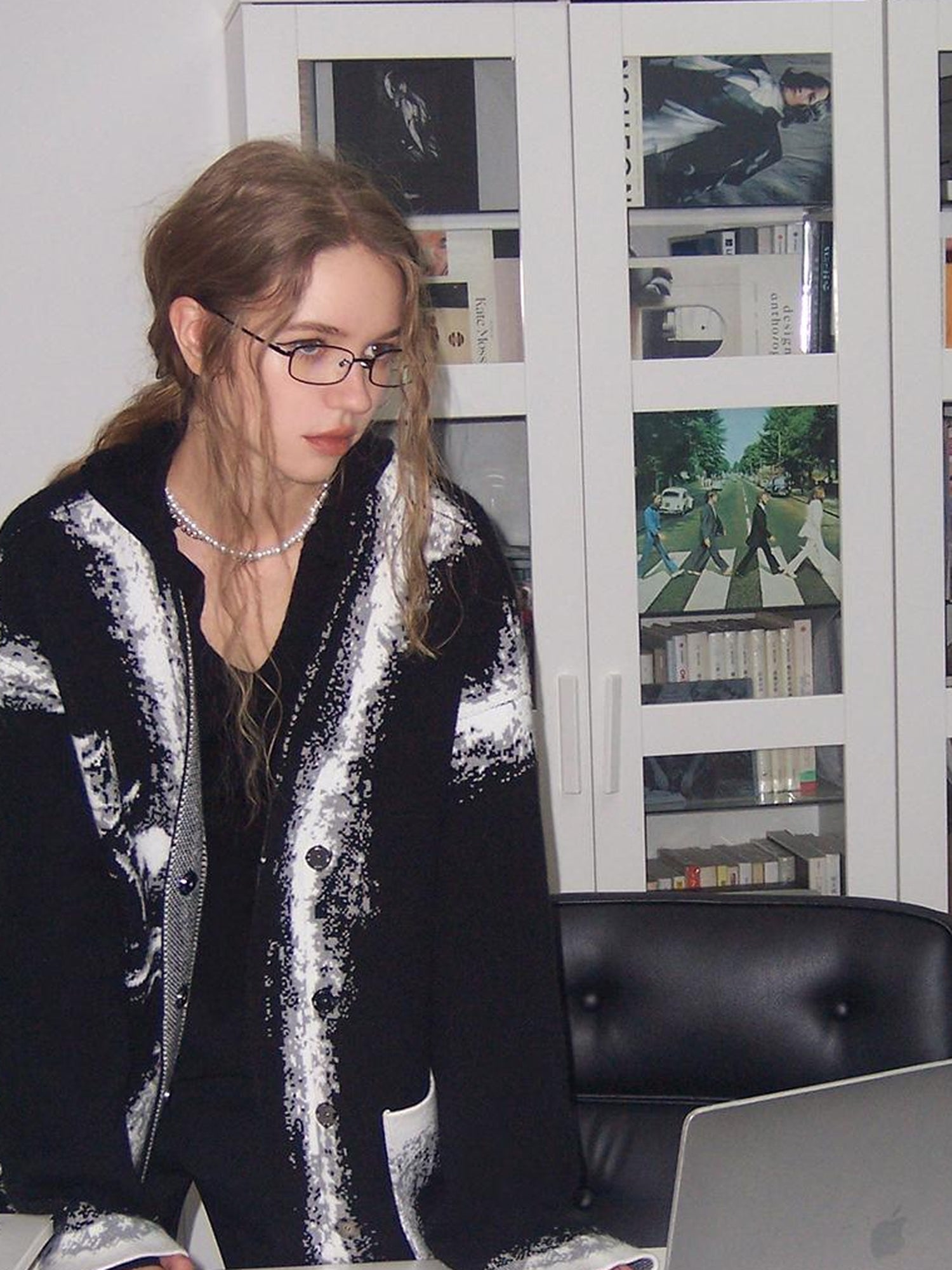 AnnoMundi Black And White Rose Jacquard V-Neck Knit Cardigan