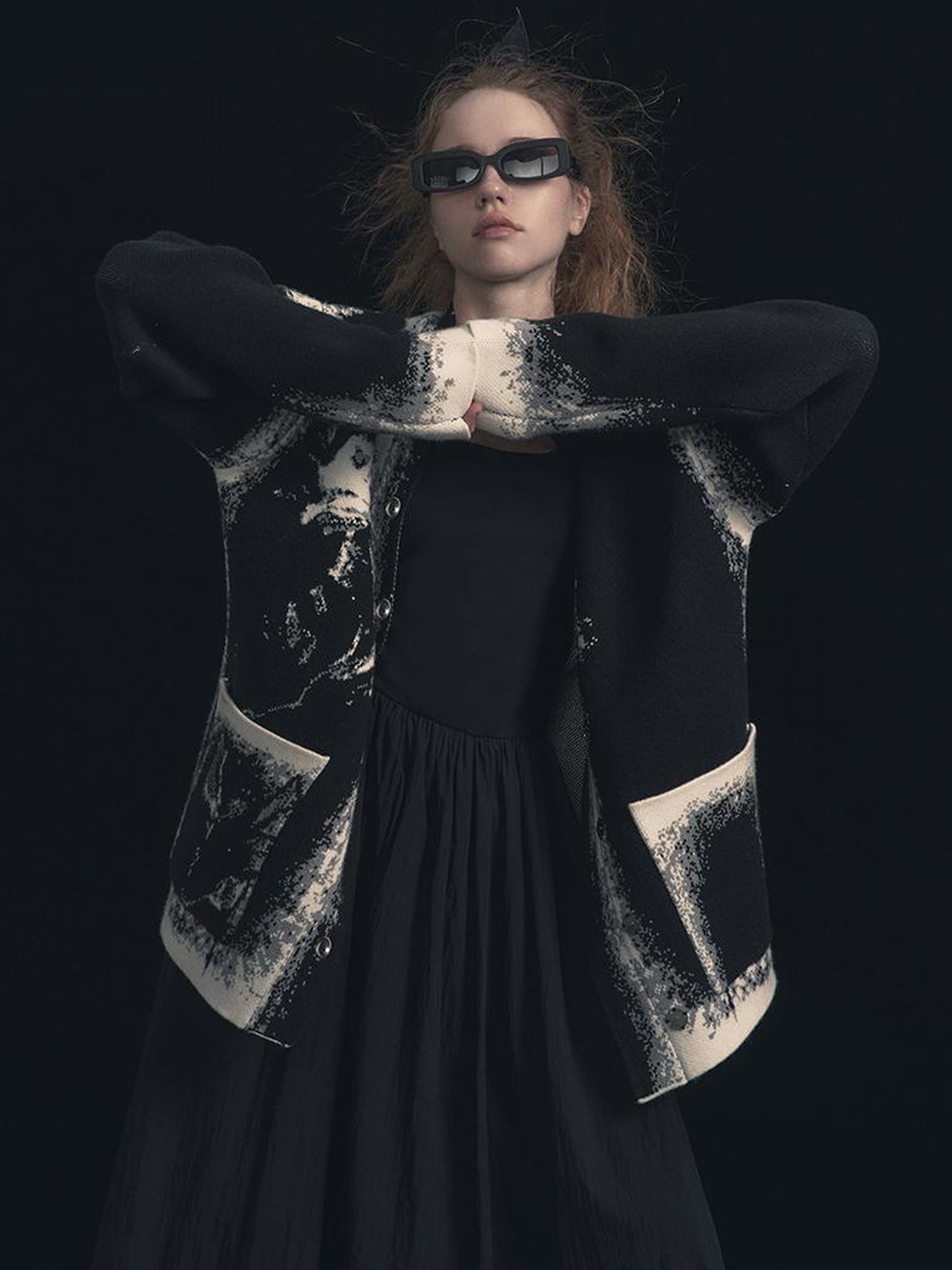 AnnoMundi Black And White Rose Jacquard V-Neck Knit Cardigan