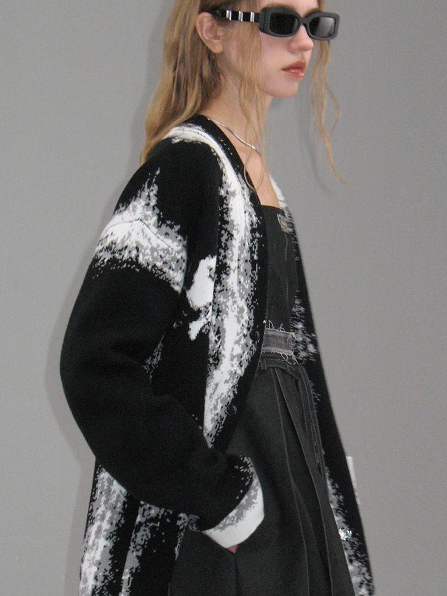 AnnoMundi Black And White Rose Jacquard V-Neck Knit Cardigan